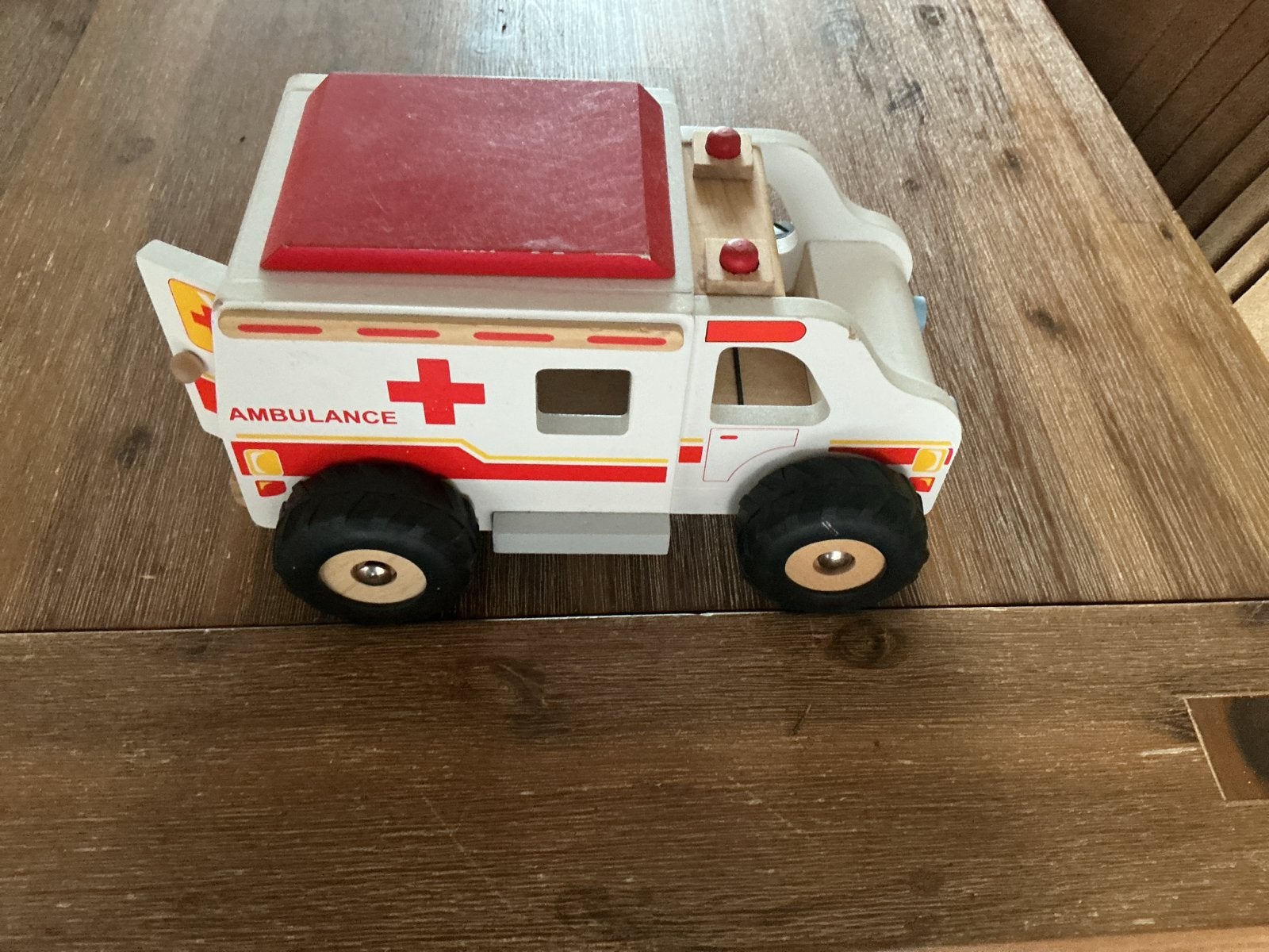 Nette houten ambulance - Speelgoed, Ophalen of Verzenden, Gebruikt, Duw- of Trekspeelgoed