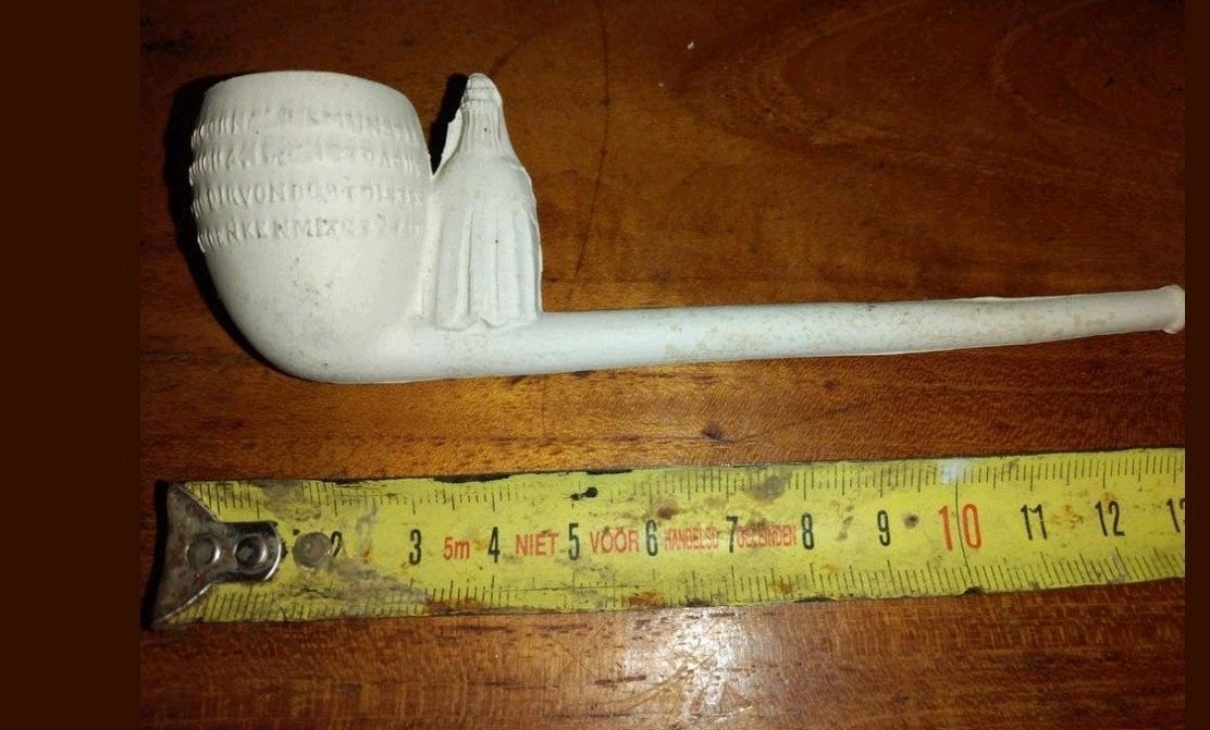 Antieke kleipijp met reliëf en figuur, Ophalen of Verzenden