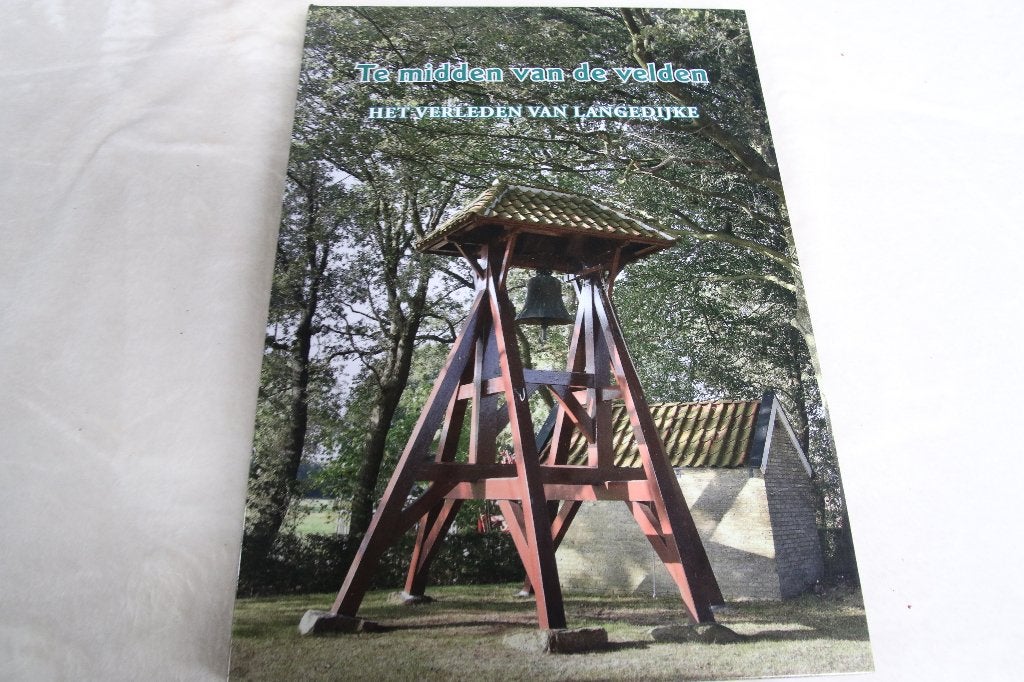Te midden van de velden. Langedijke, Ophalen of Verzenden, Gelezen