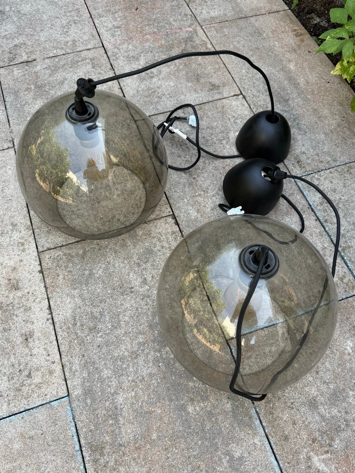 IKEA JAKOBSBYN Hanglampenkappen rookkleur met pendels, Ophalen, Zo goed als nieuw, Glas, E27 (groot)