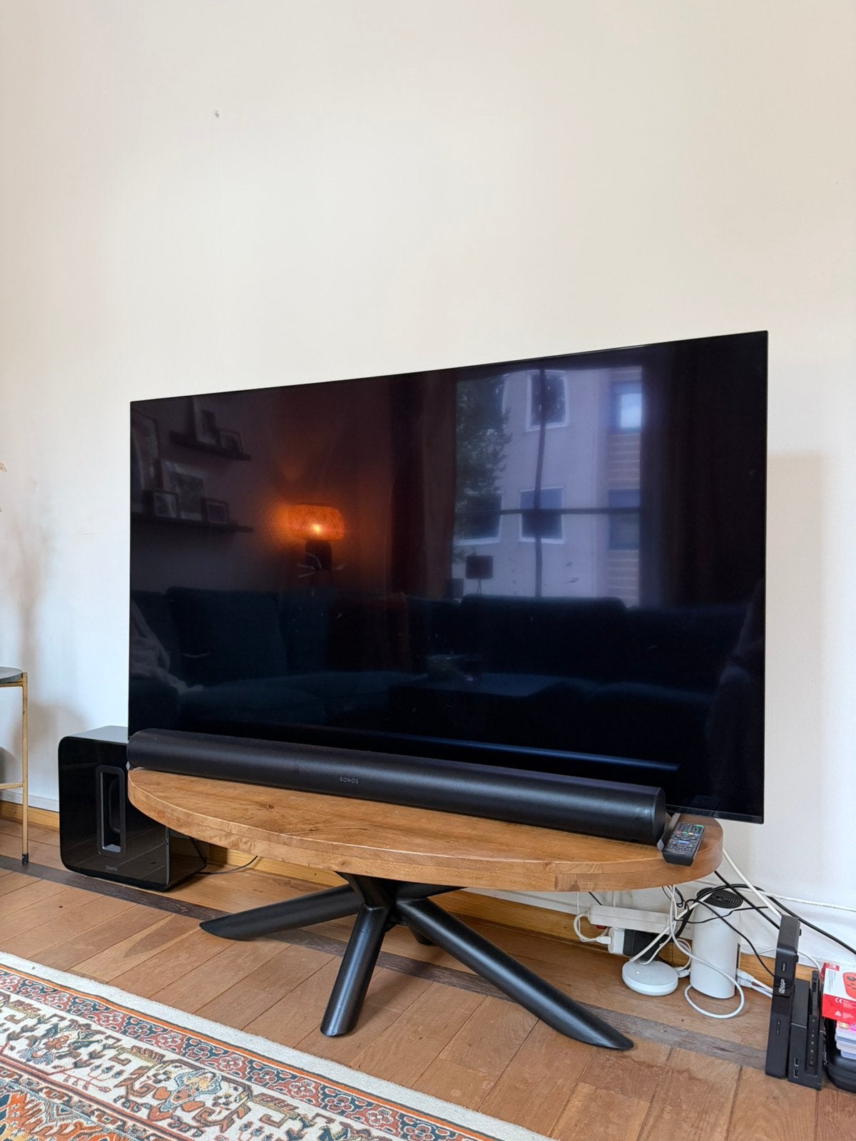 Foto 2 van Sony Bravia XR-65A80L 65” OLED + Vogel’s Elite wandbeugel