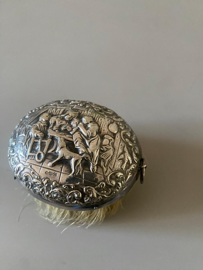 Oud verzilverd kruimelblik en borstel met reliëf, Ophalen