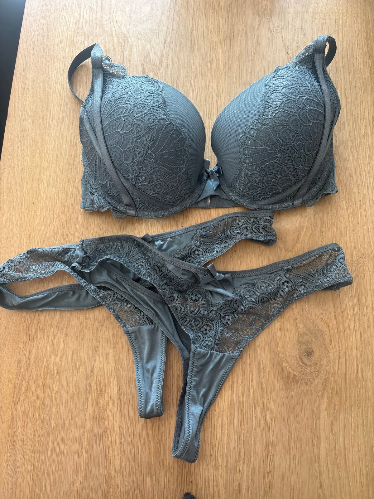 Hunkemöller Naomi BH D80 met 2x string S/M blauw/grijs, Ophalen of Verzenden, Blauw, Setje