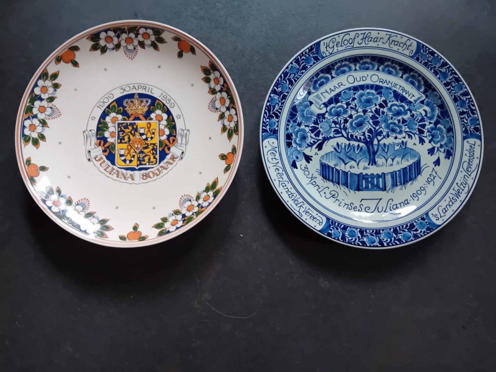 Twee Koninklijke Herdenkingsborden - Juliana en Wilhelmina, Ophalen of Verzenden