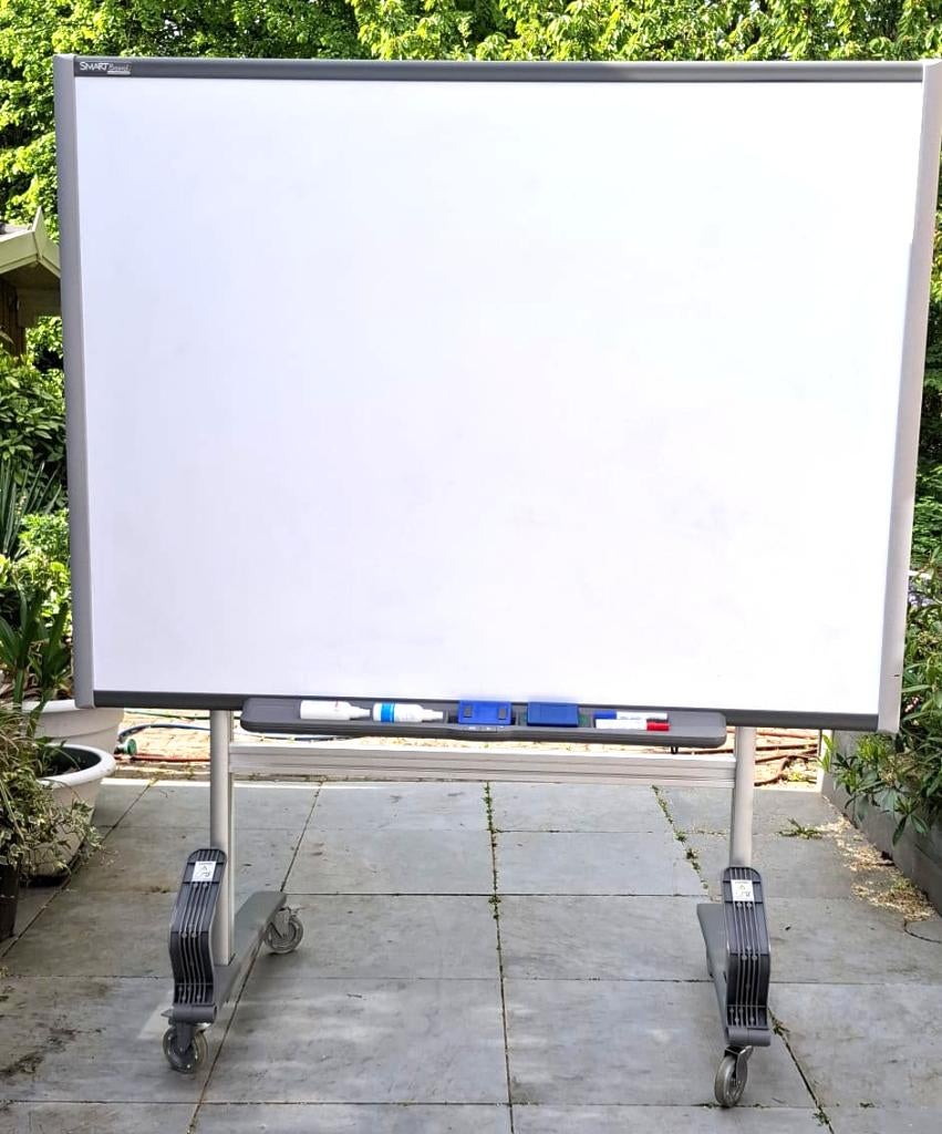SMART Board SB680 + verrijdbaar frame projectiescherm, Ophalen, Mobiel, Zo goed als nieuw, Digiboard