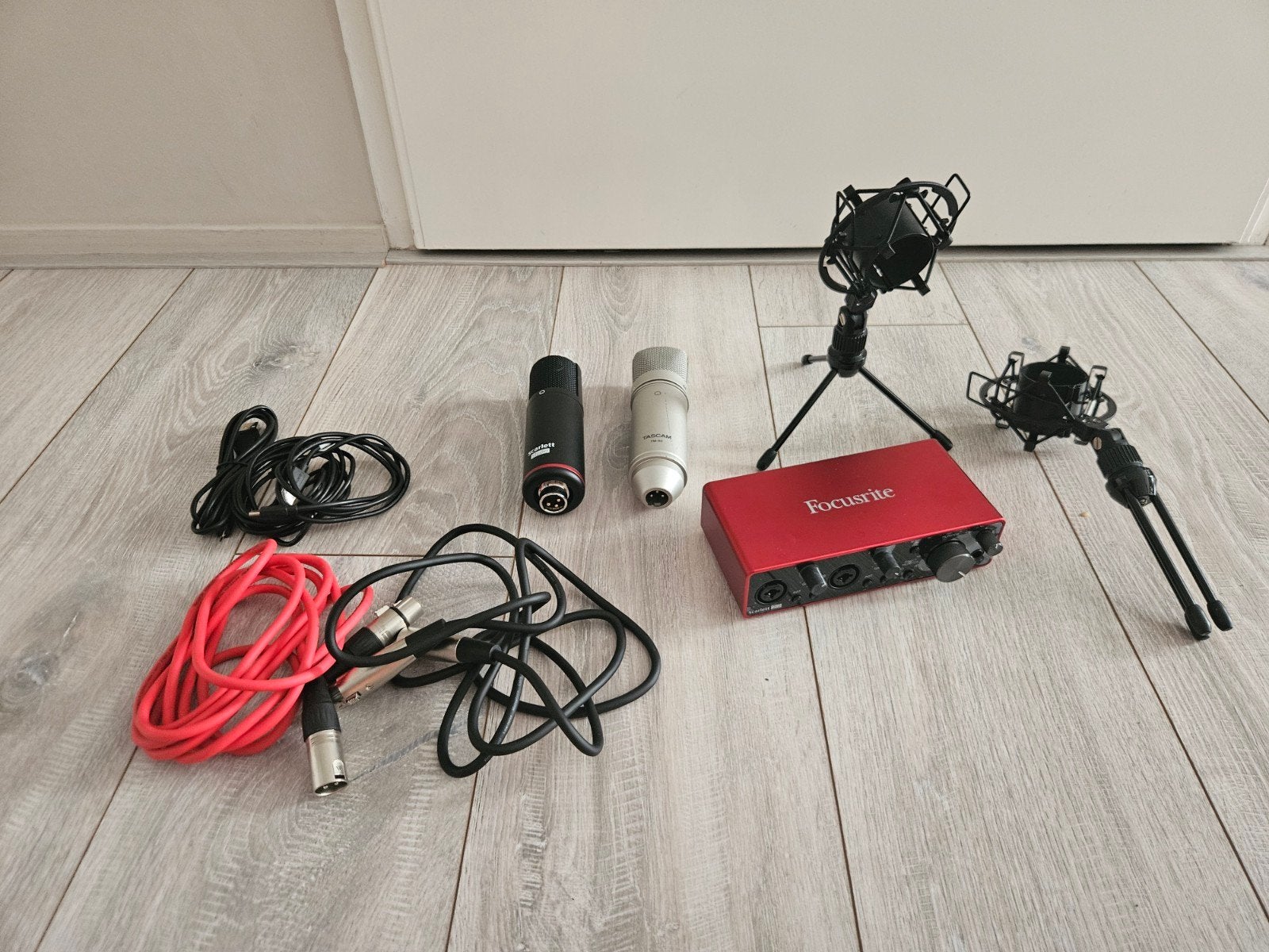 Focusrite Scarlett 2i2 Studio Set (incl. Tascam TM-80), Muziek en Instrumenten, Ophalen of Verzenden, Zo goed als nieuw, Studiomicrofoon
