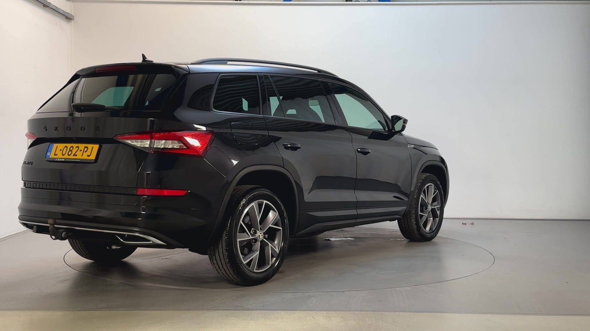 Skoda Kodiaq 1.5 TSI 150pk DSG Sportline Business Alcantara, Auto's, Dealer onderhouden, 4 cilinders, Zwart, Origineel Nederlands