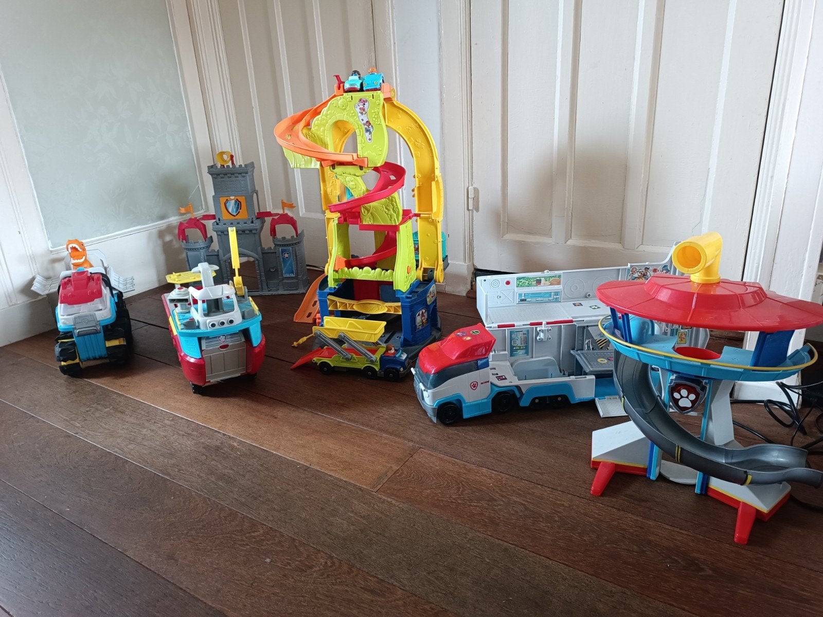 Paw patrol voertuigen en little people racebaan, Kinderen en Baby's, Speelgoed | Speelgoedvoertuigen, Ophalen, Gebruikt