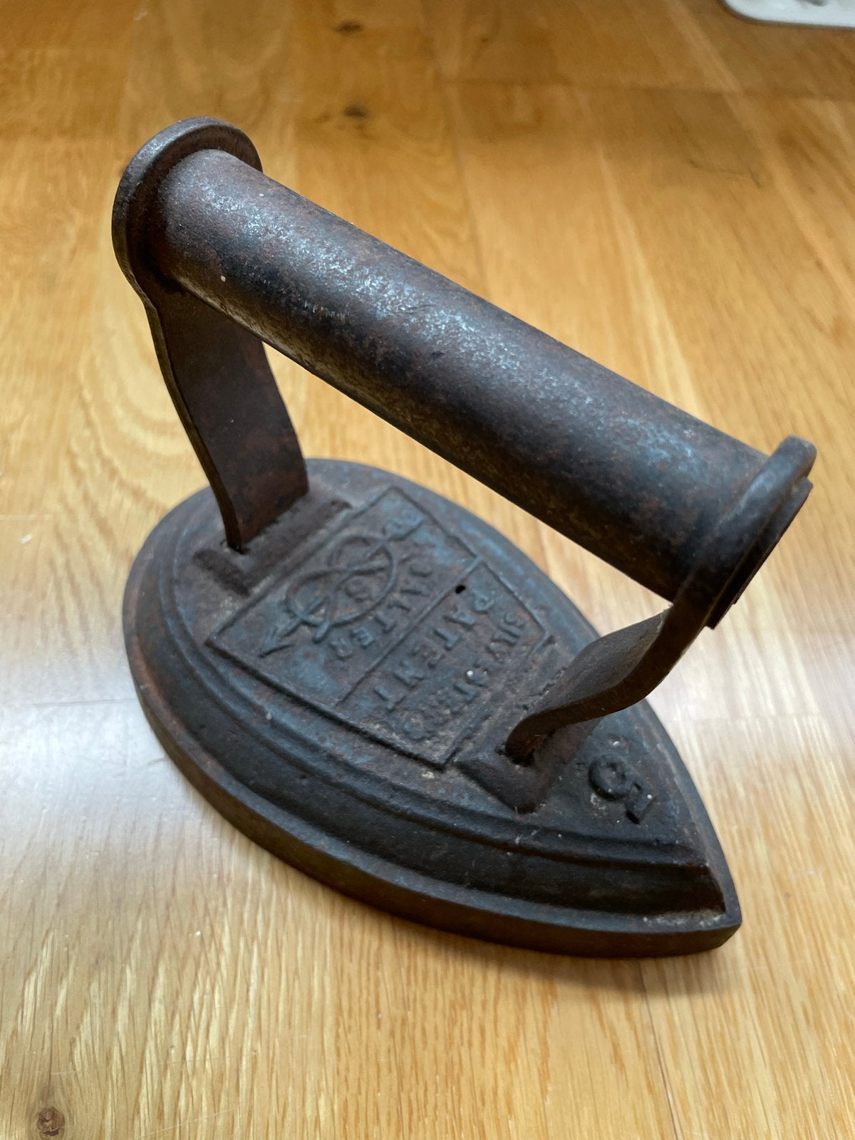 Antiek strijkijzer - gietijzeren strijkijzer met patent, Antiek en Kunst, Ophalen