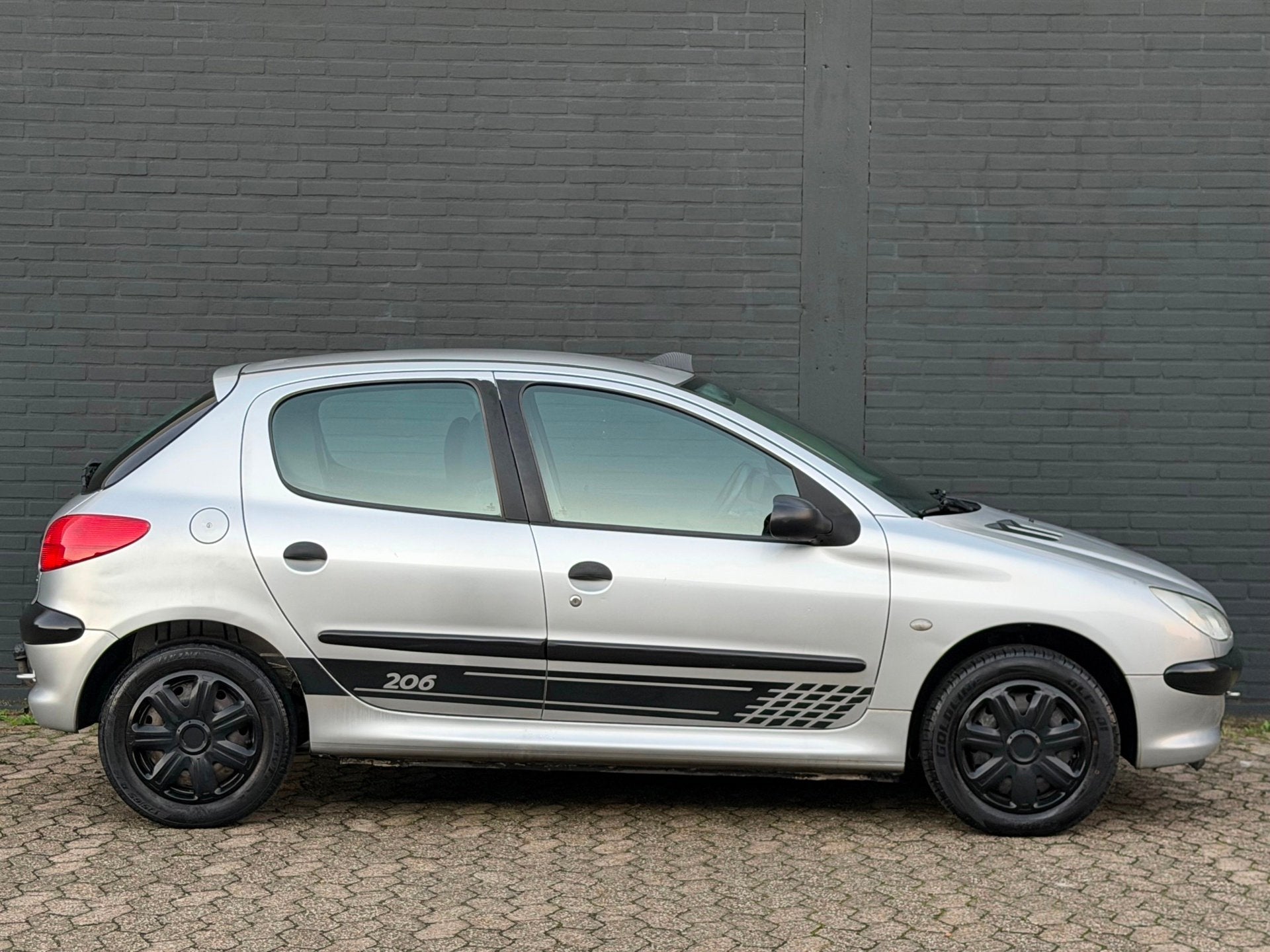 Peugeot 206 1.4 XR 5deurs APK CARPLAY TREKHAAK, Auto's, Voorwielaandrijving, Stof, 31 €/maand, 4 cilinders