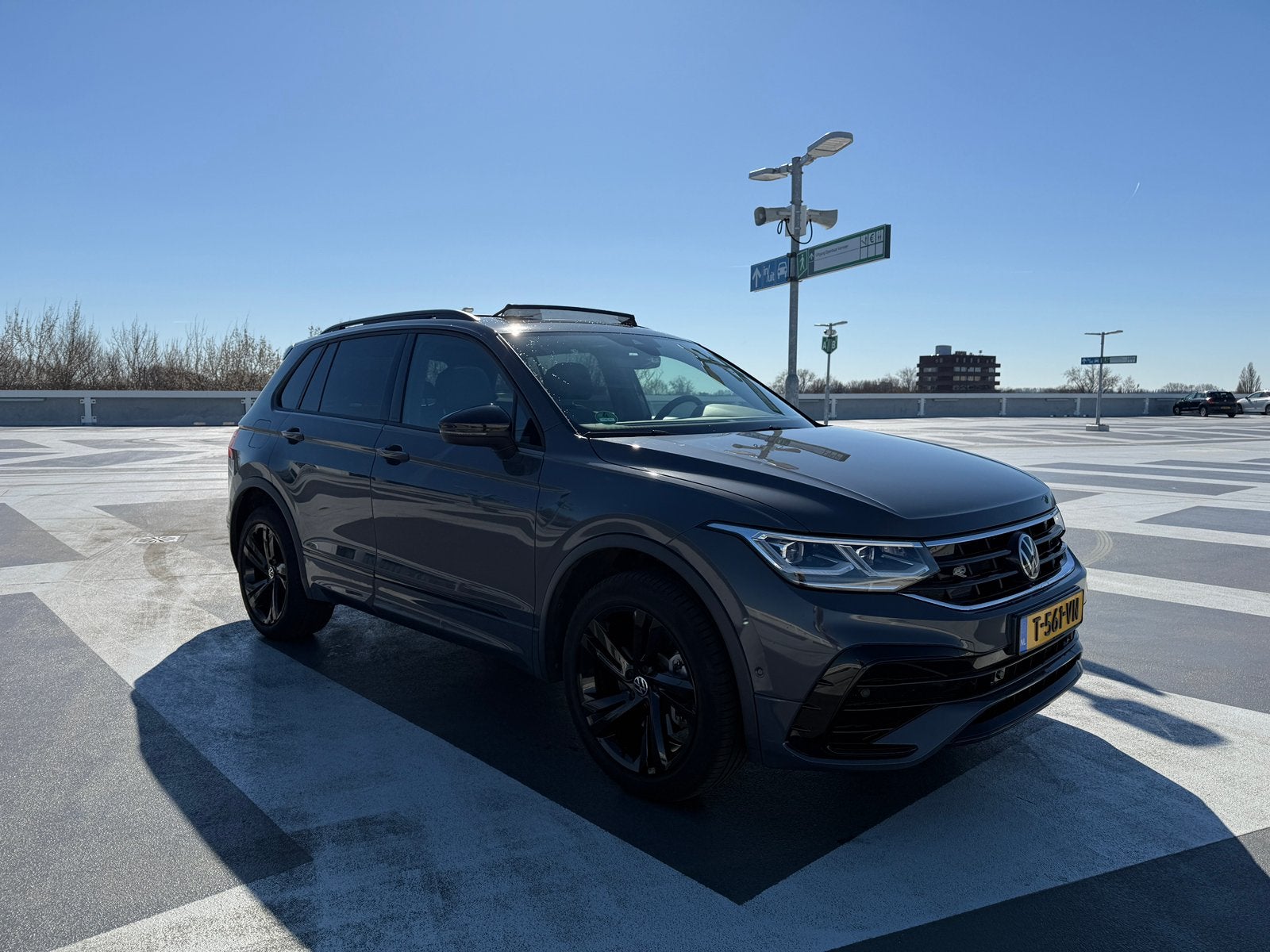 Volkswagen Tiguan 245pk R-Line, Pano, VC, lease overname, Euro 5, 1800 kg, Zwart, 4 cilinders