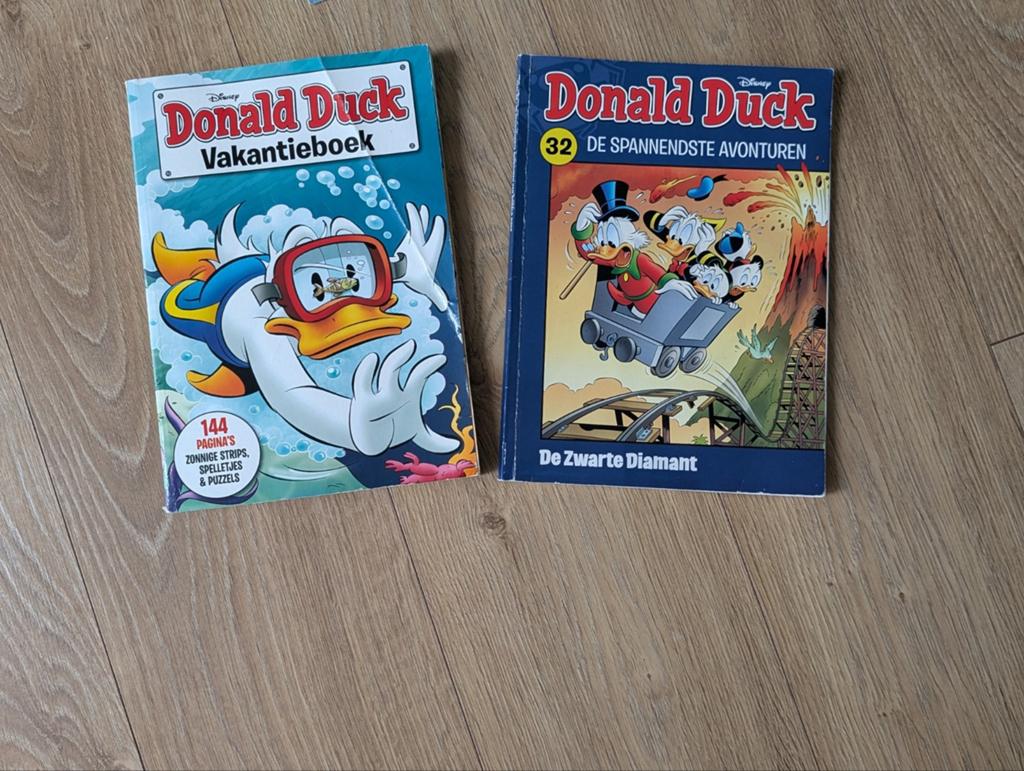 Donald Duck vakantie boek en Donalds spannende verhalen., Eén stripboek, Ophalen of Verzenden