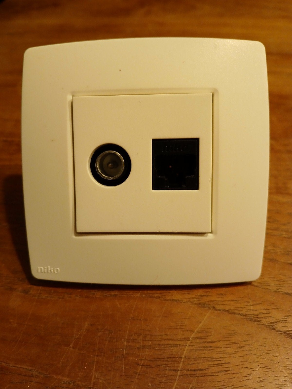Niko Smart TV inbouw contactdoos COAX en UTP, Ophalen of Verzenden, Zo goed als nieuw, Overige merken, Stopcontact