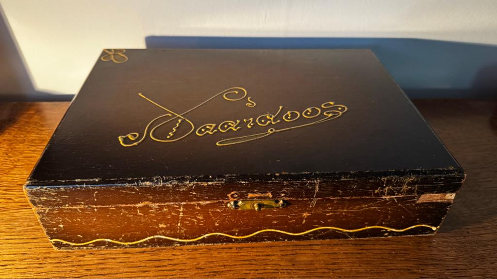 Antieke houten naaidoos met inscriptie, Ophalen