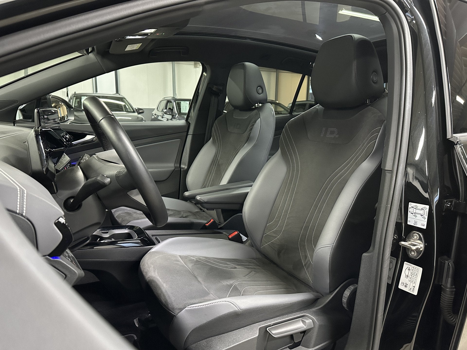Volkswagen ID.5 Pro 77 kWh | Matrix | Pano | HUD | Warmtepom, Auto's, Volkswagen, Automaat, Zwart, Zwart, 2018 kg