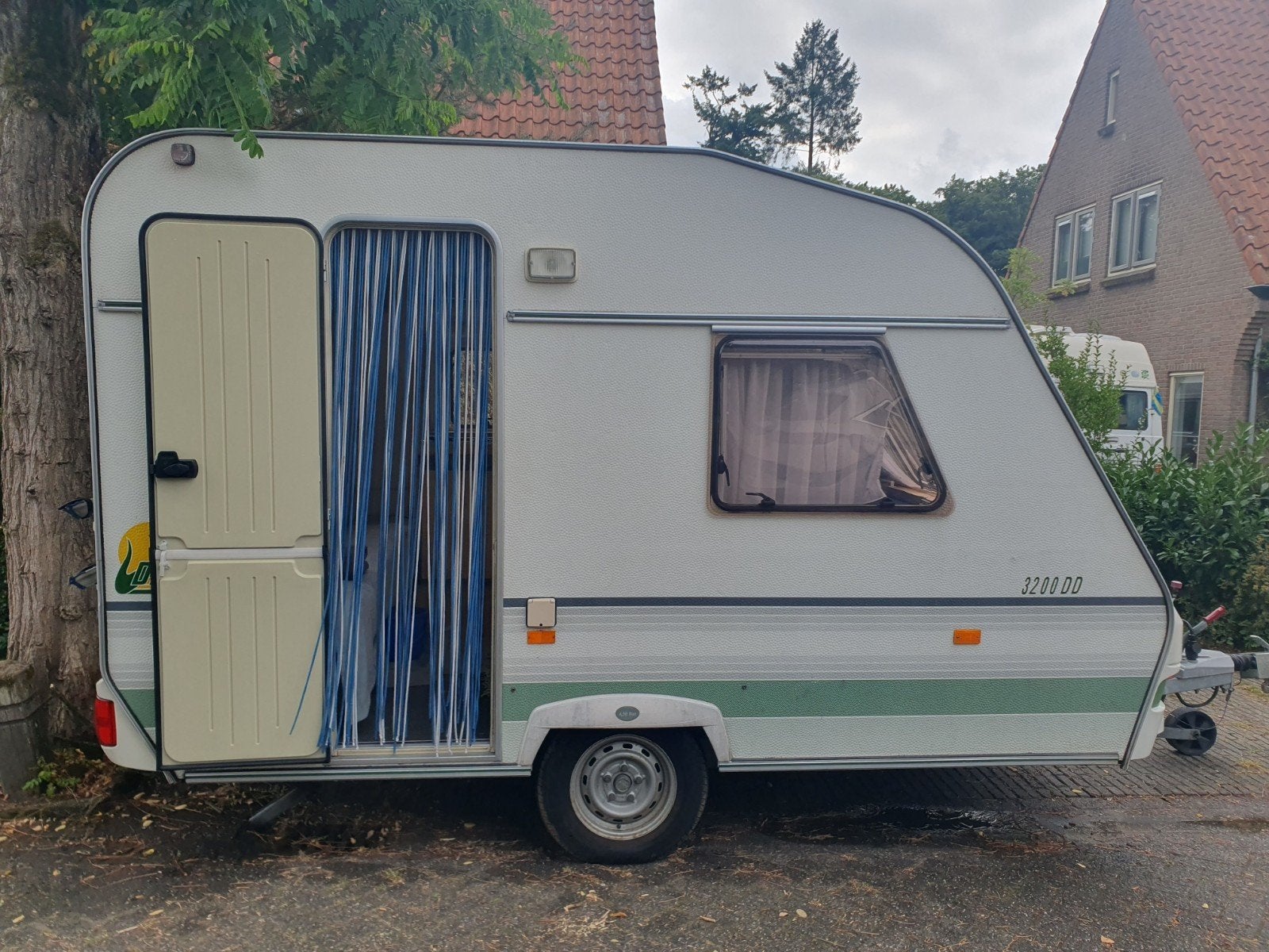 Caravan Delta 3200DD uit 2004, Koelkast, Treinzit, Particulier, 2 aparte bedden