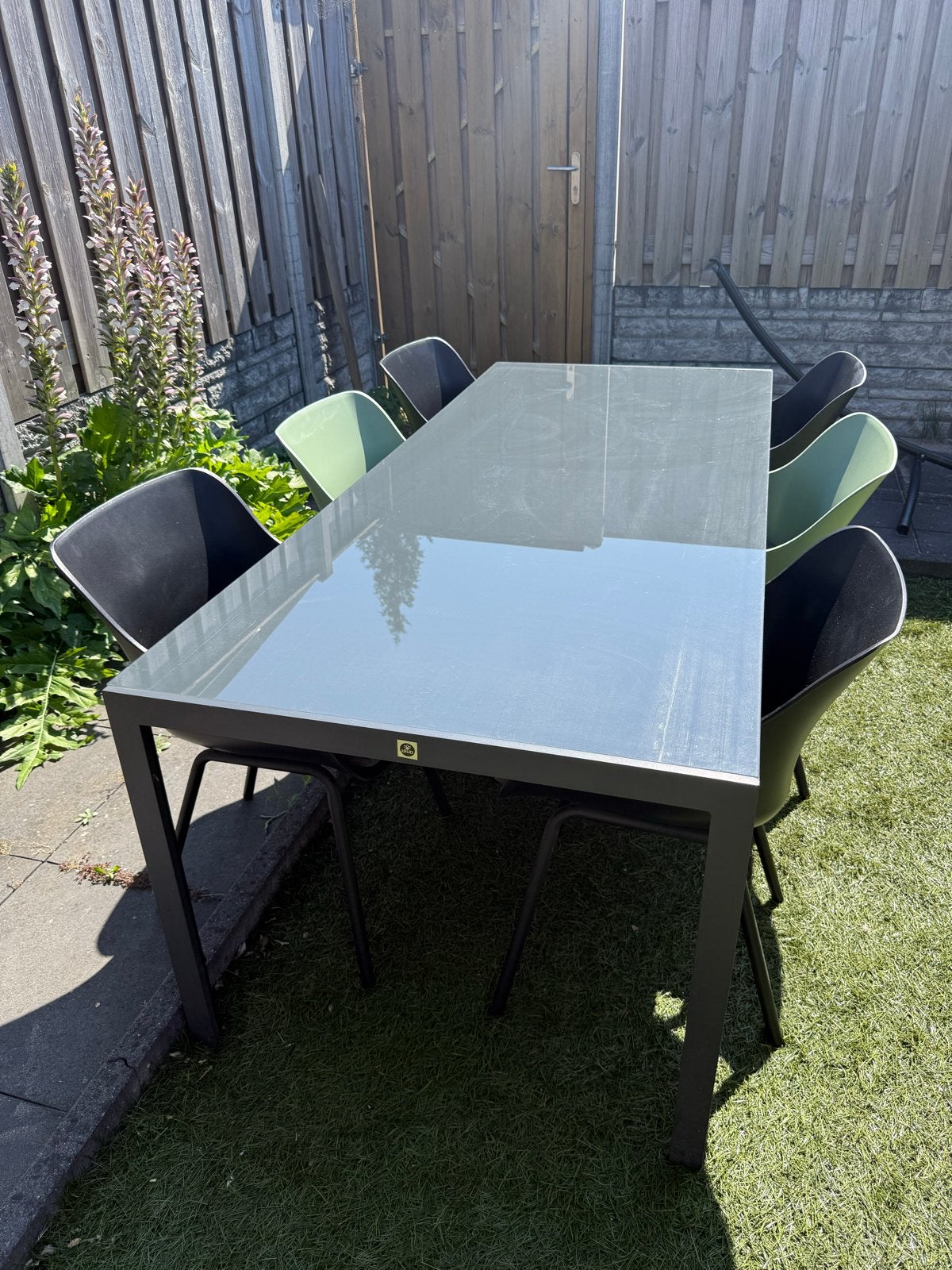Tuinset met 6 stoelen (4 zwart, 2 groen) en glazen tafel, Ophalen, Gebruikt, Kunststof