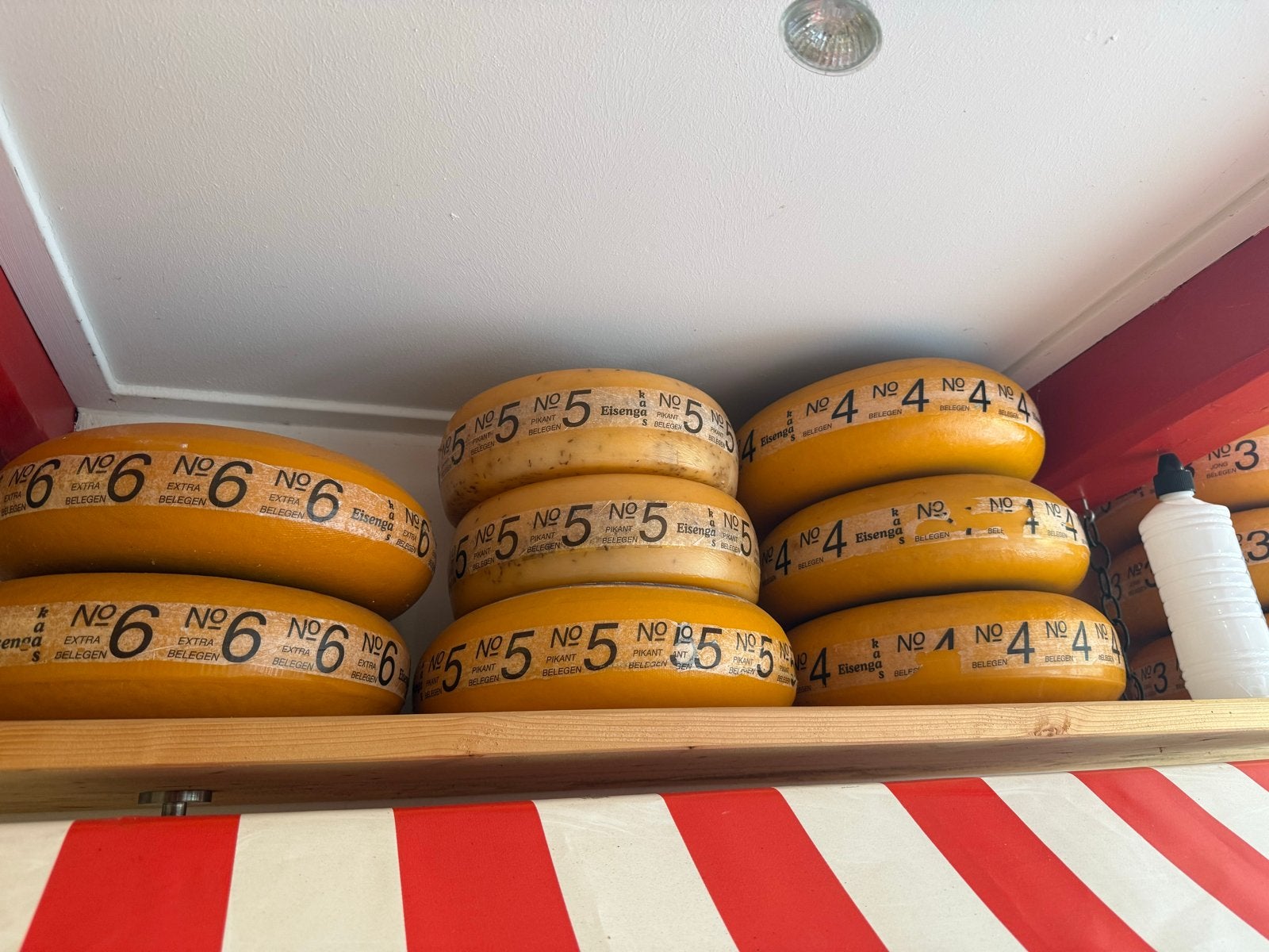 Complete inventaris voor kaas- en delicatessenwinkel, Ophalen