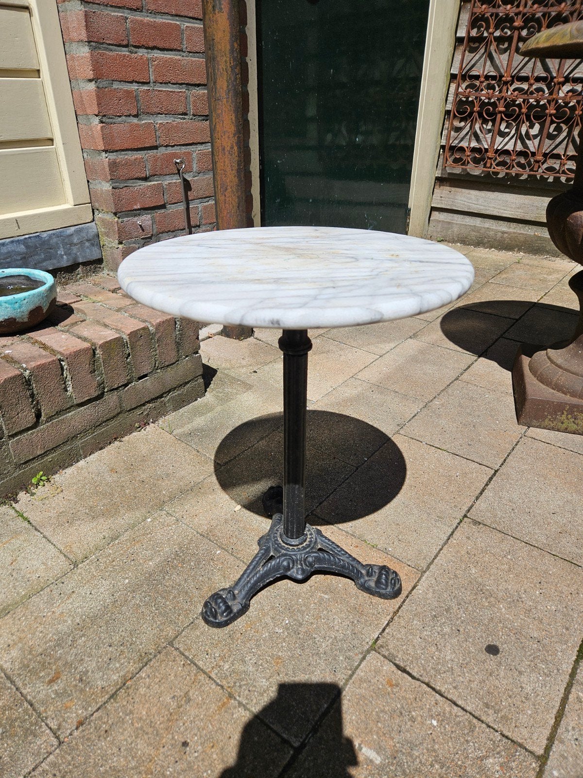 Bistro plantentafeltje met marmeren blad en gietijzeren poot, Tuin en Terras, Tuintafels, Ophalen of Verzenden, Gebruikt, Metaal