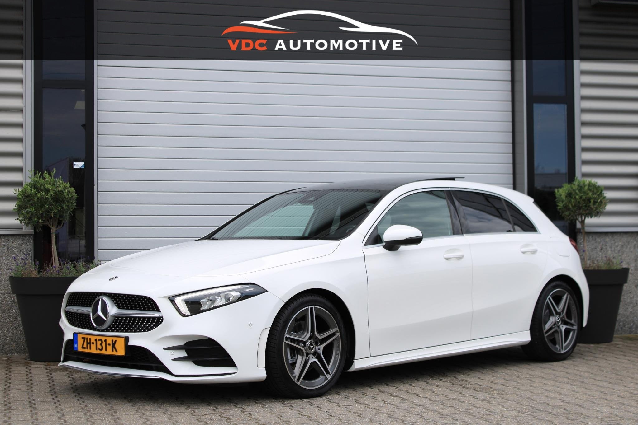 Mercedes-Benz A-Klasse 180 AMG Pano | LED | Stoelverwarming, Auto's, Mercedes-Benz, 136 pk, Gebruikt, 4 cilinders, Wit