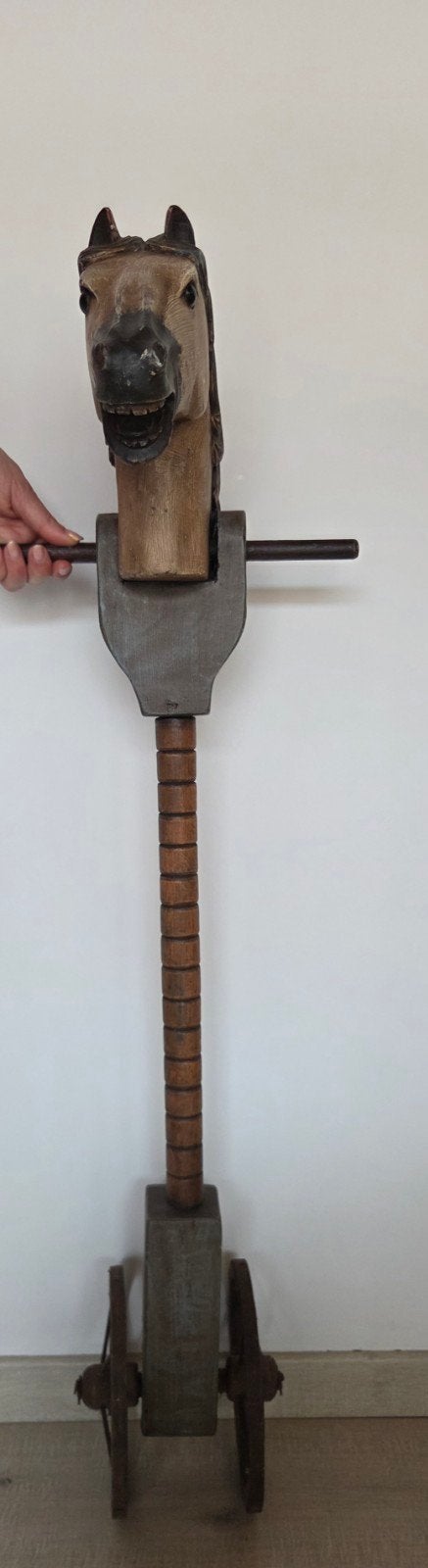 Antiek houten paard op wielen - Uniek decoratiestuk, Antiek en Kunst, Antiek | Speelgoed, Ophalen