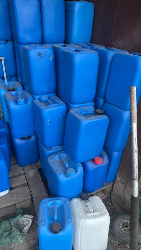 Jerry cans 20 liter, Tuin en Terras, Regentonnen, Minder dan 75 liter, Ophalen of Verzenden, Zo goed als nieuw