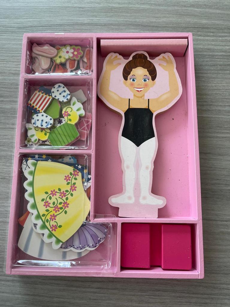Houten aankleedpop met magnetische kleding, Ophalen, Gebruikt, Meisje