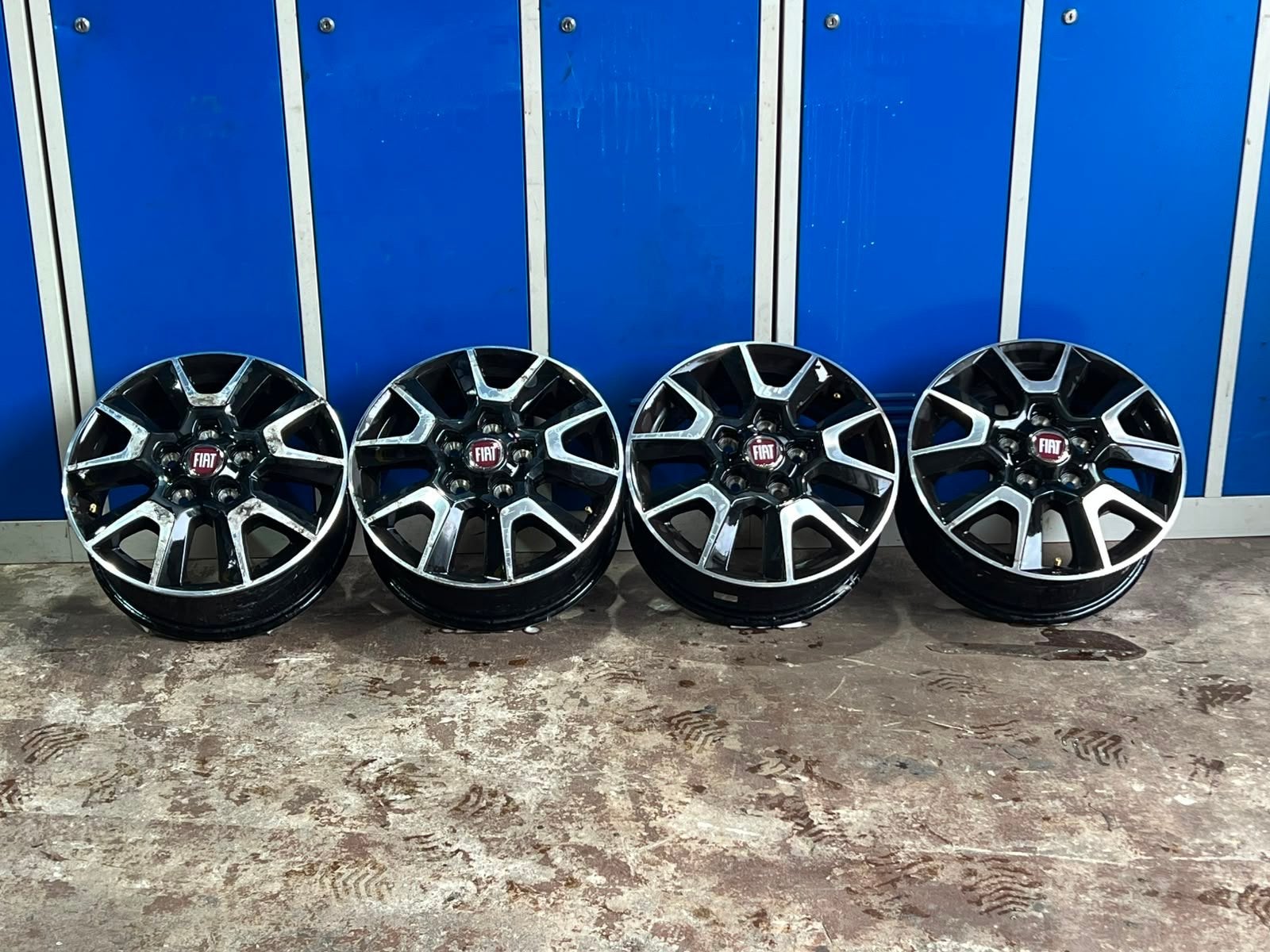 Mooi setje Fiat Ducato velgen 16 inch met naafkapjes, Ophalen, Velg(en), Zomerbanden, Bestelwagen