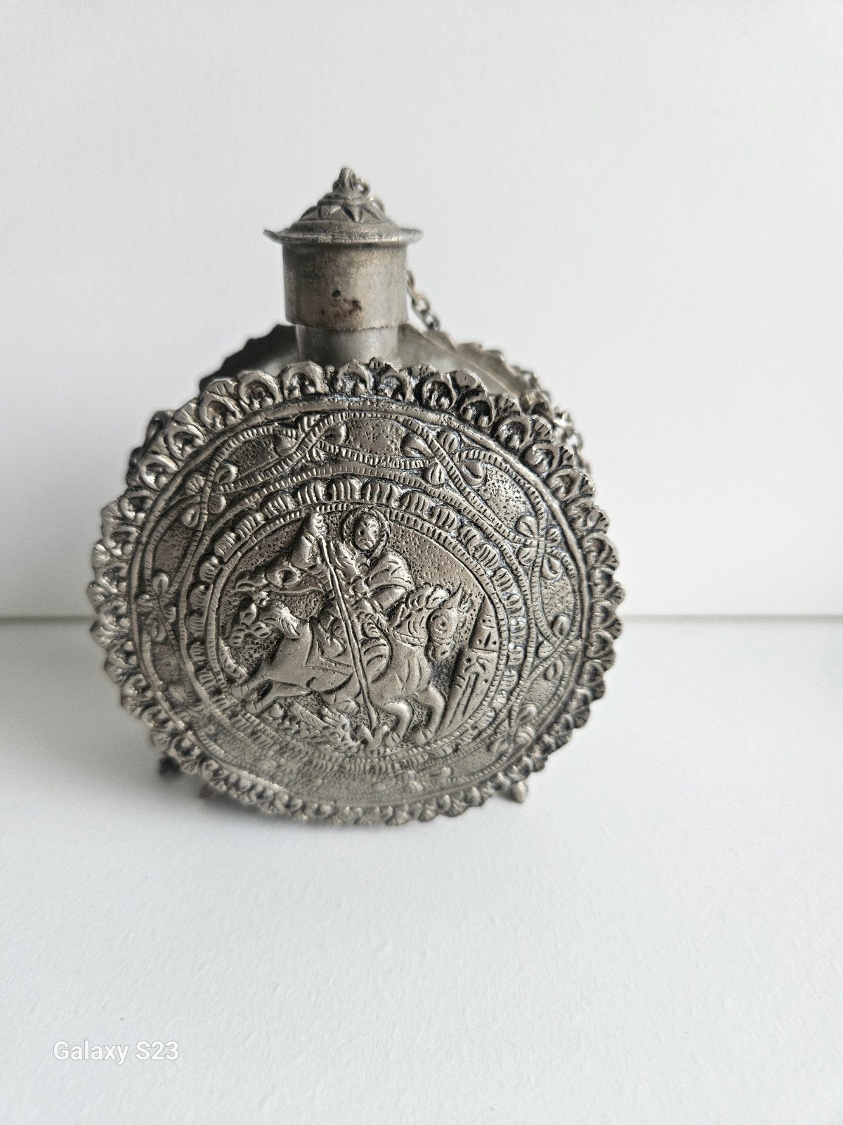 Antieke zilverkleurige fles met reliëfdecoratie, Ophalen of Verzenden