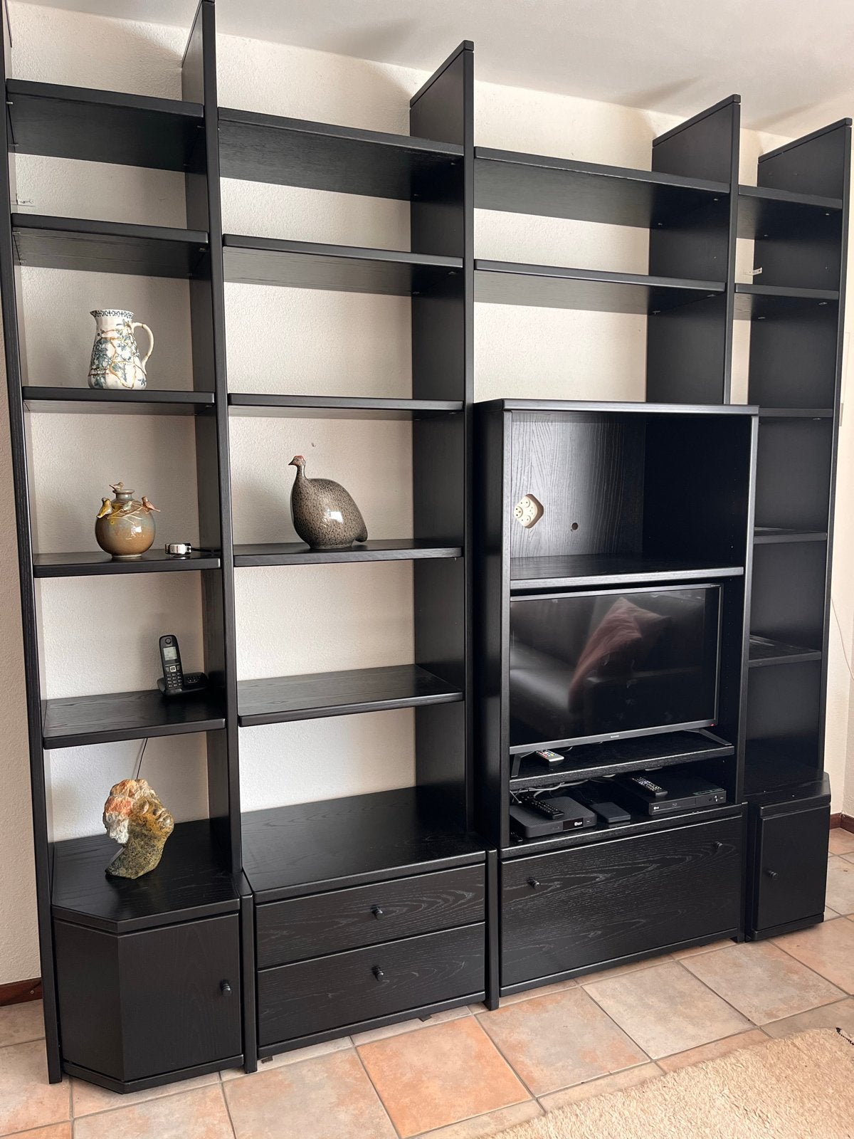 Hulsta boekenkast/wandmeubel zwart essen, Ophalen, 250 tot 300 cm, Gebruikt, 200 cm of meer