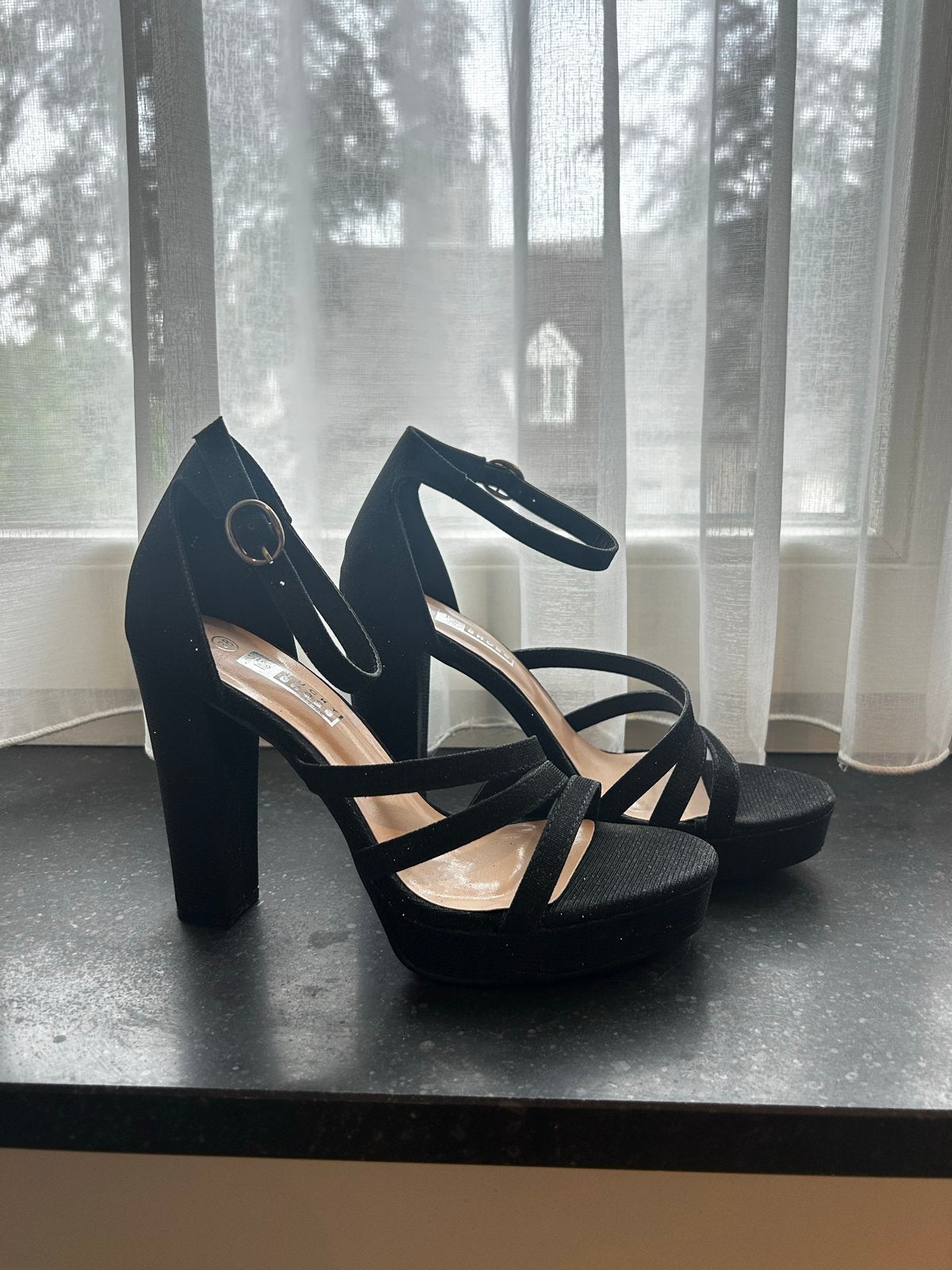 Zwarte glitter sandalen met hoge hak en plateauzool, Ophalen of Verzenden, Gedragen, Zwart, Schoenen met hoge hakken