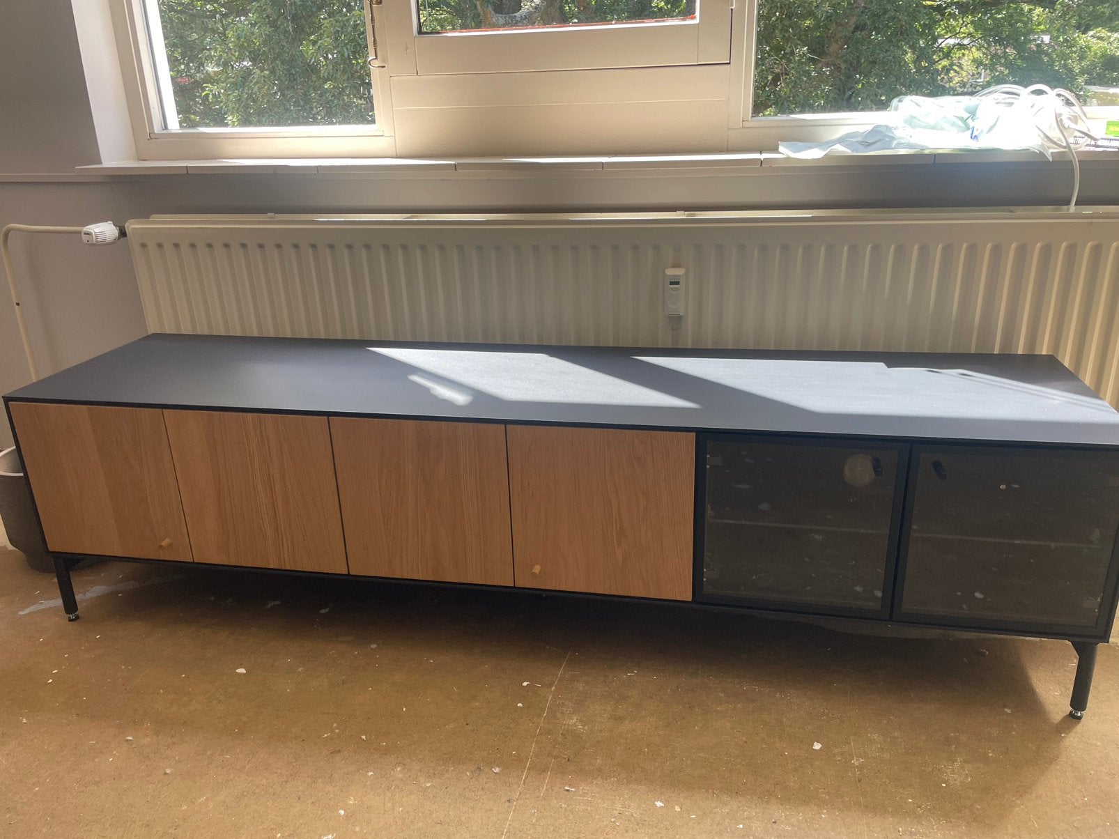 In perfecte staat: lage kast/tvmeubel zwart met hout, Ophalen, Zo goed als nieuw, 25 tot 50 cm, Minder dan 100 cm