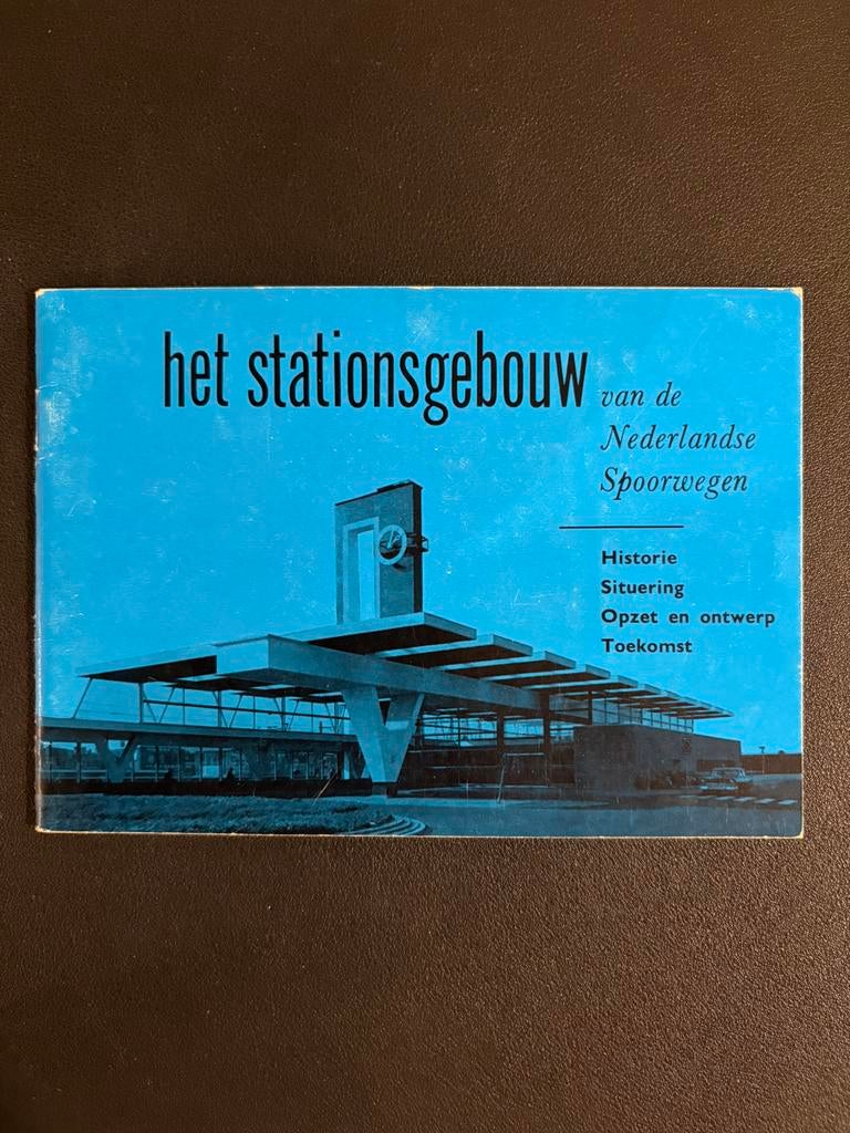 Het stationsgebouw van de Nederlandse Spoorwegen (1964), Verzamelen, Spoorwegen en Tramwegen, Ophalen of Verzenden, Gebruikt, Trein