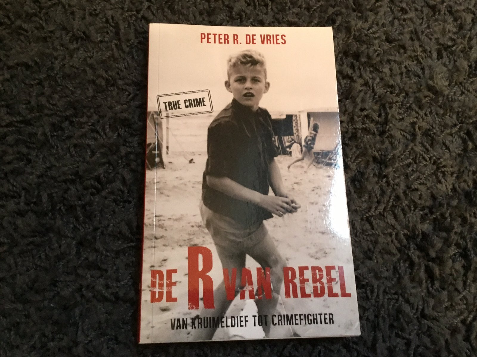 De R van rebel  Peter R. de Vries, Ophalen of Verzenden, Zo goed als nieuw