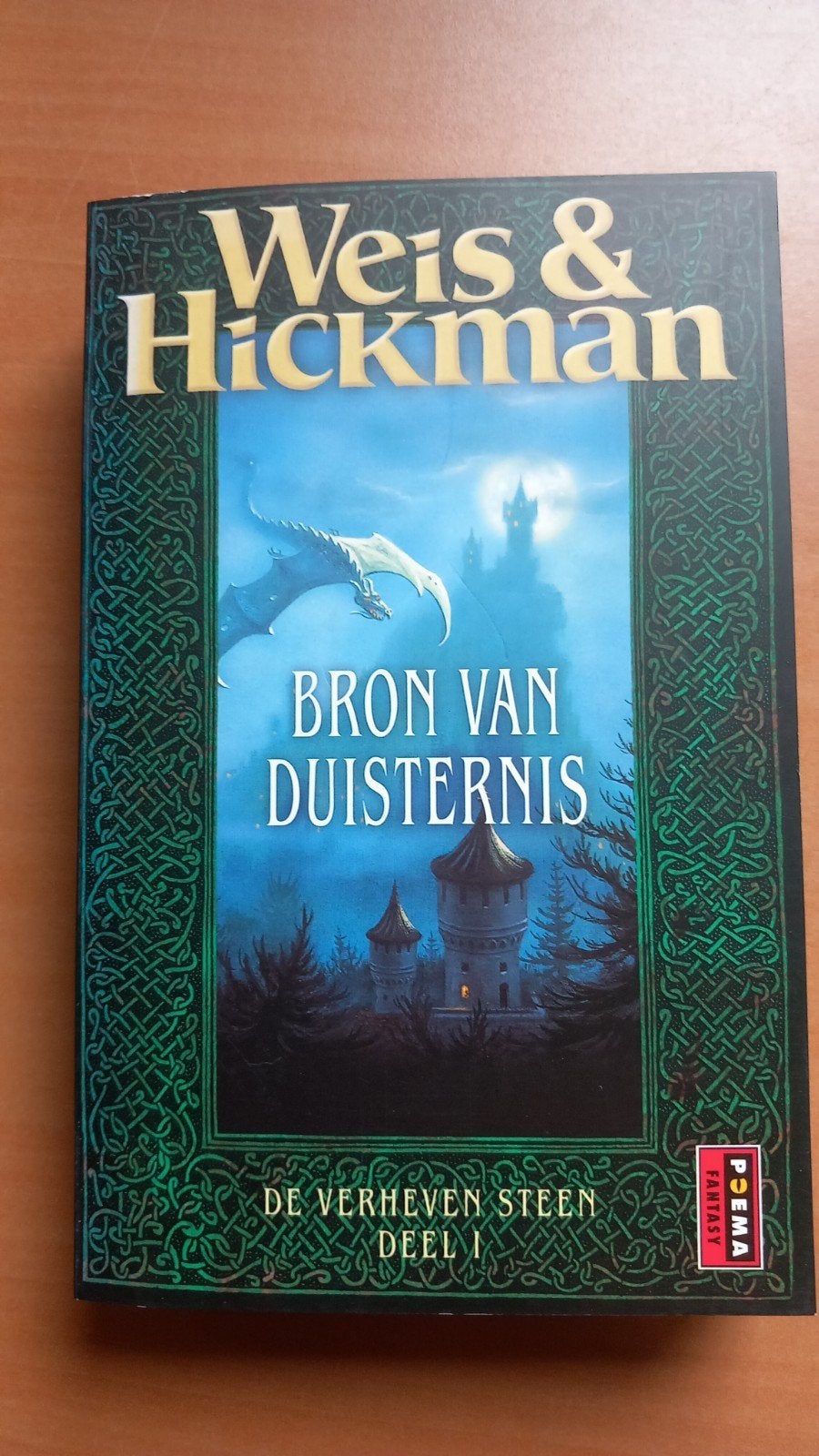 Bron van Duisternis - Weis & Hickman: De Verheven Steen Deel, Boeken, Ophalen of Verzenden, Zo goed als nieuw, Margaret Weis & Tracy Hickman