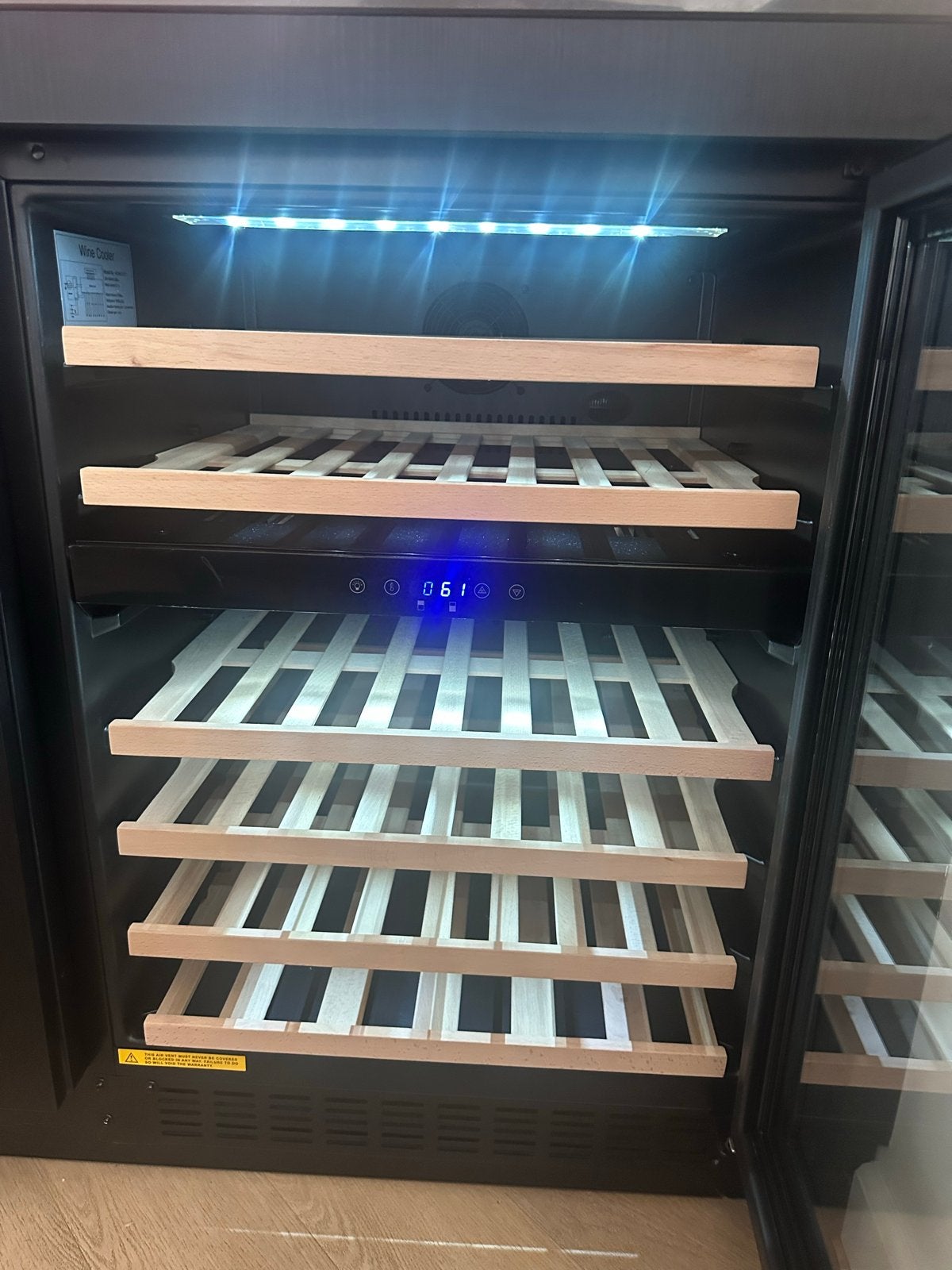 Hananto Wijnklimaatkast 82x60 onderbouw Zwart 138L, Ophalen, Zonder vriesvak, Minder dan 85 cm, 100 tot 150 liter