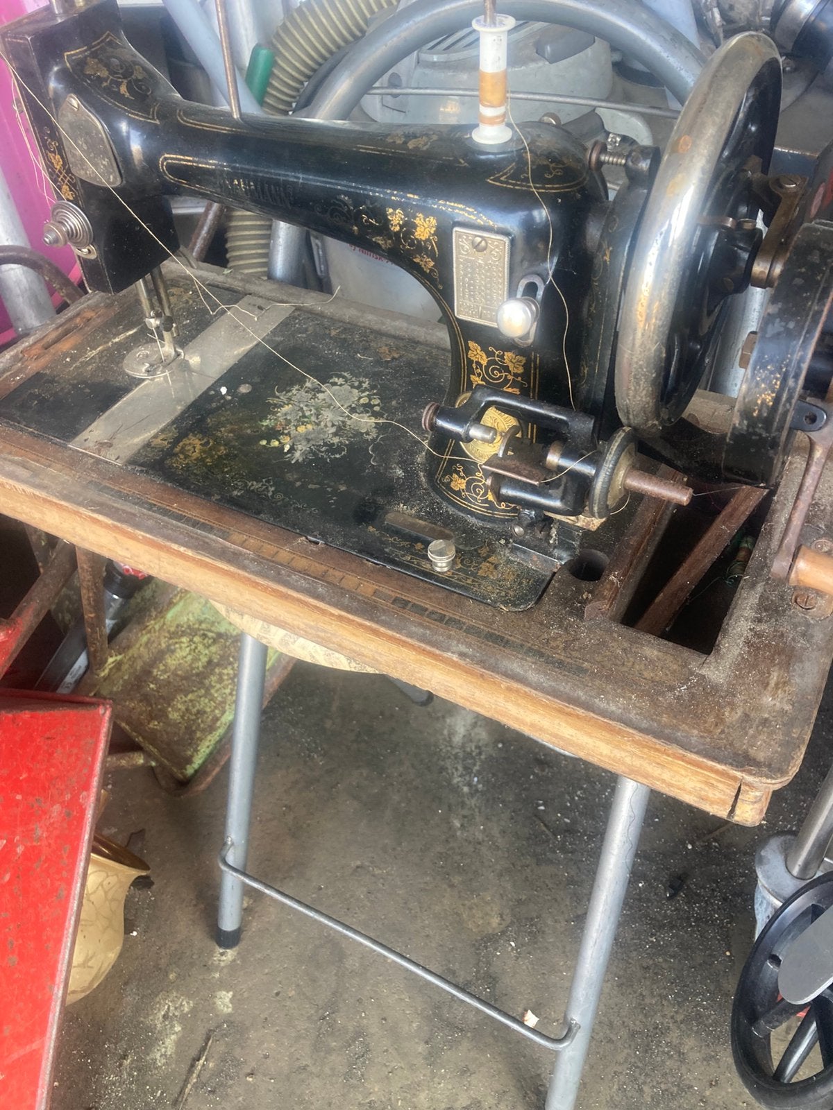 Antieke Naumann naaimachine met alles erop en eraan, Ophalen