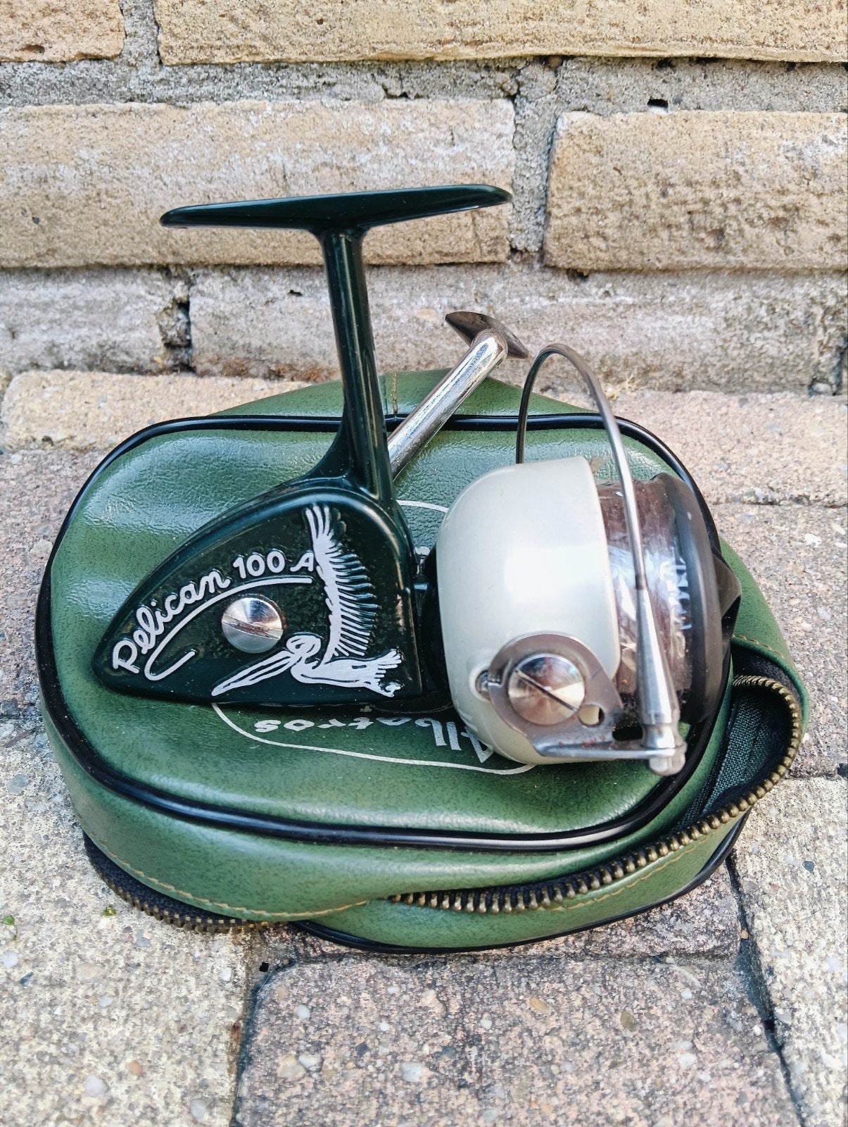 Vintage Pelican 100 A Molen met Groene Leren Tas, Watersport en Boten, Hengelsport | Algemeen, Ophalen of Verzenden, Gebruikt