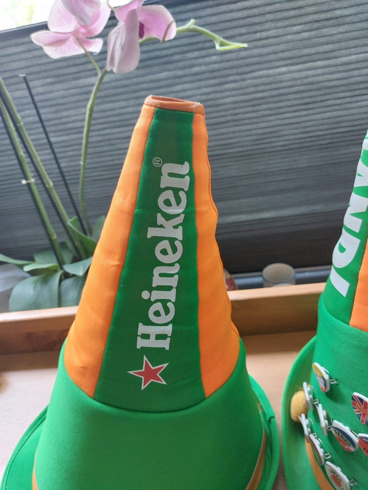 2x Heineken toeterhoed met speldjes WK voetbal, Ophalen of Verzenden, Gebruikt