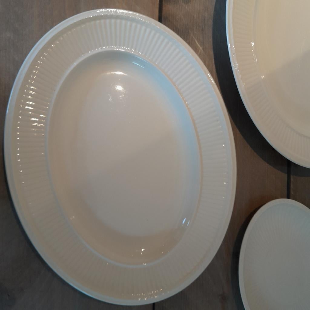 Wedgwood ovalen serveerschaal, Ophalen of Verzenden, Zo goed als nieuw, Aardewerk, Schaal of Schalen