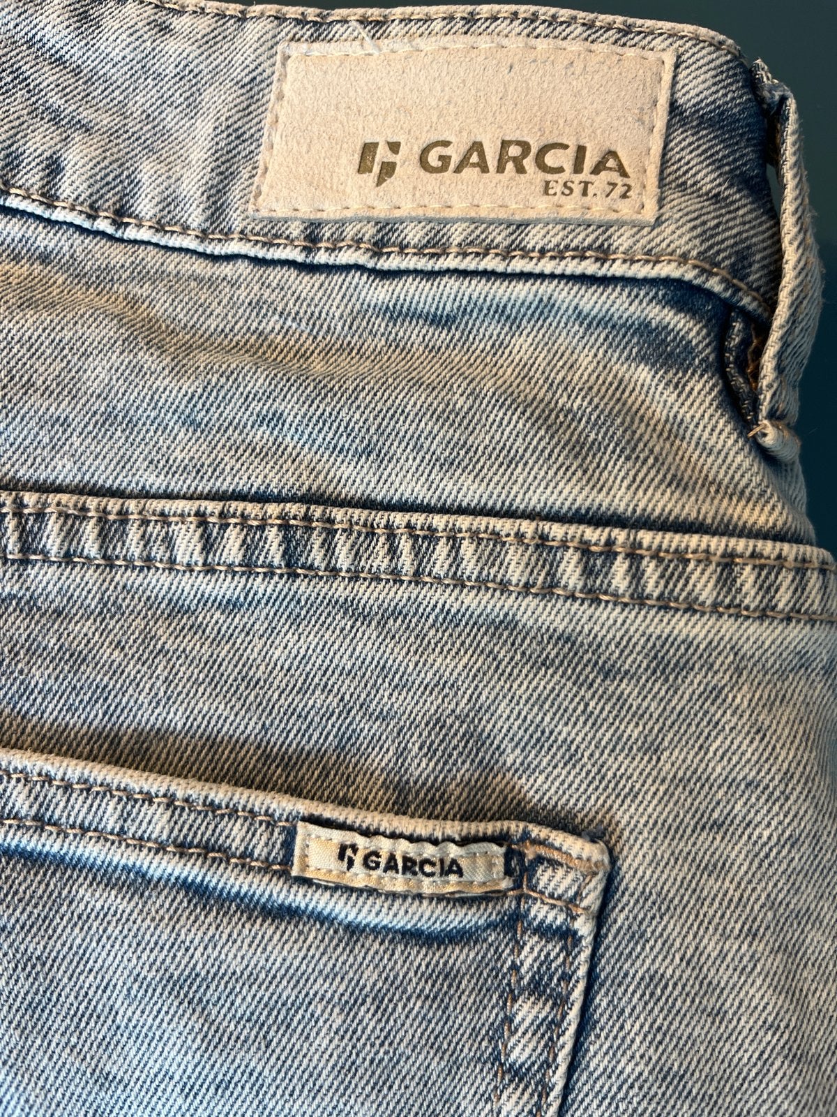 Bijna nieuw. Van dit seizoen. Garcia Mom Fit High Waist W34, Kleding | Dames, Broeken en Pantalons, Kort, Blauw, Maat 42/44 (L)