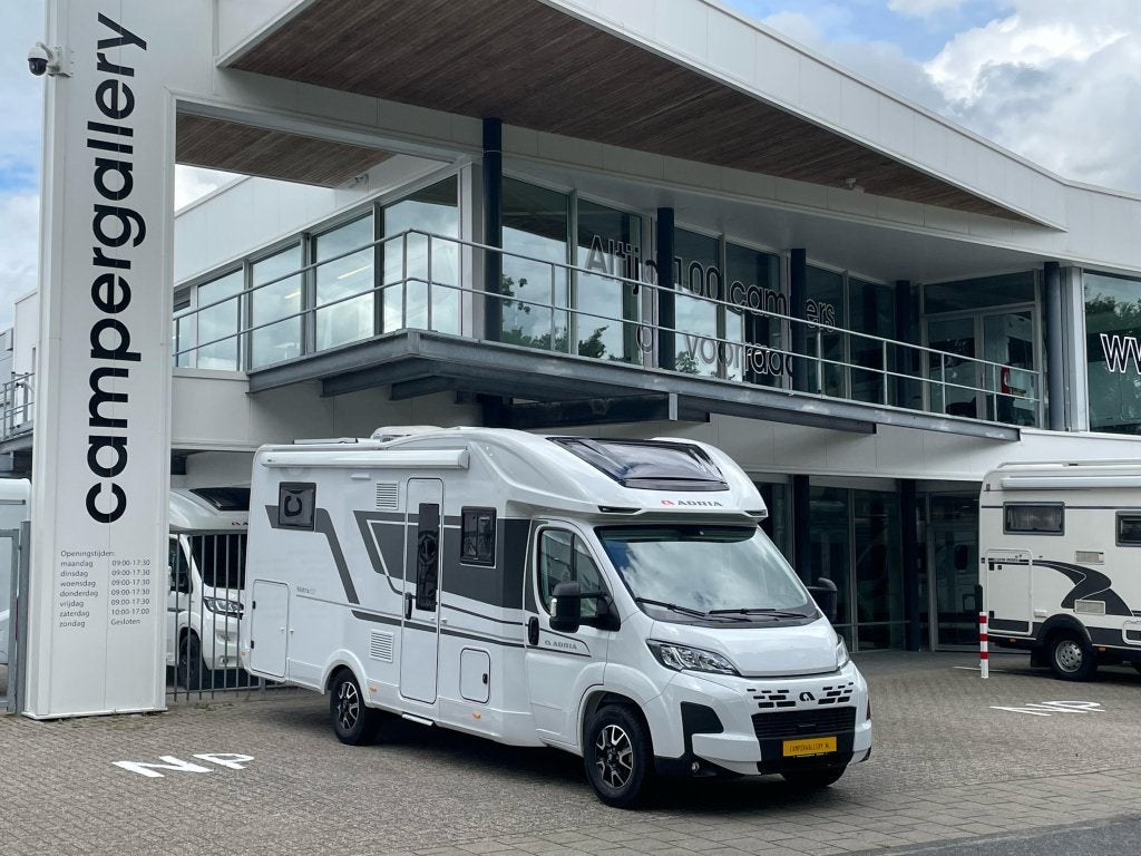 Adria Matrix Plus 670 DC QUEENSBED+HEFBED 2025 6.100KM, Caravans en Kamperen, Campers, Fiat, 7 tot 8 meter, Bedrijf, Adria