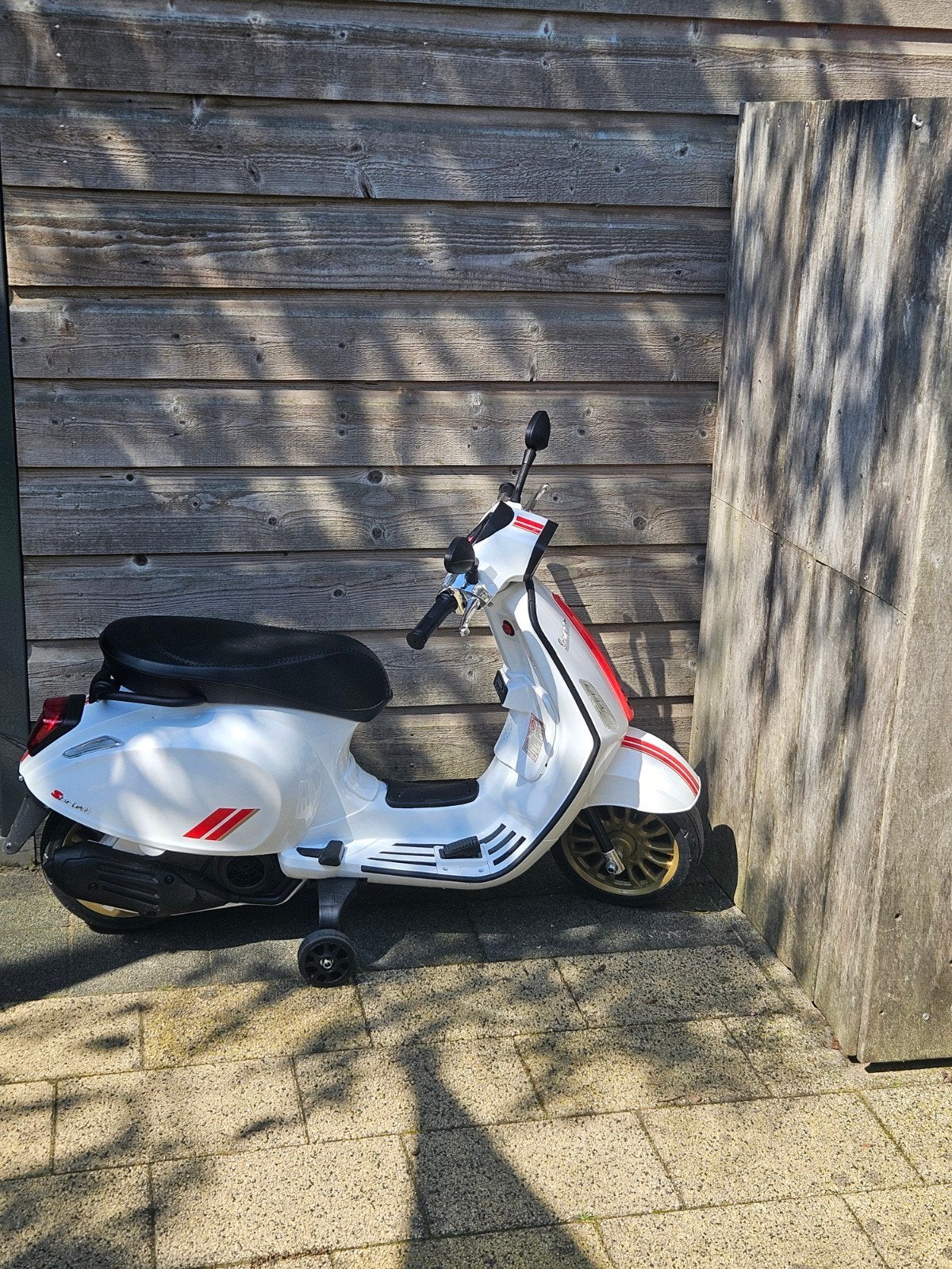 Elektrische kinder Vespa scooter met zijwieltjes, Kinderen en Baby's, Ophalen, Zo goed als nieuw