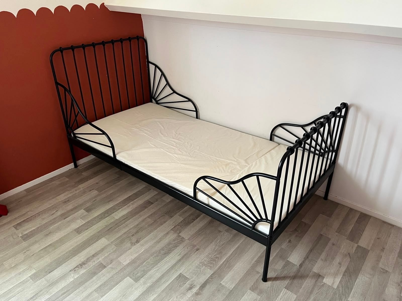 IKEA MINNEN meegroeibed zwart, 1 jaar oud, Kinderen en Baby's, Kinderkamer | Bedden, Ophalen, 70 tot 85 cm, Zo goed als nieuw