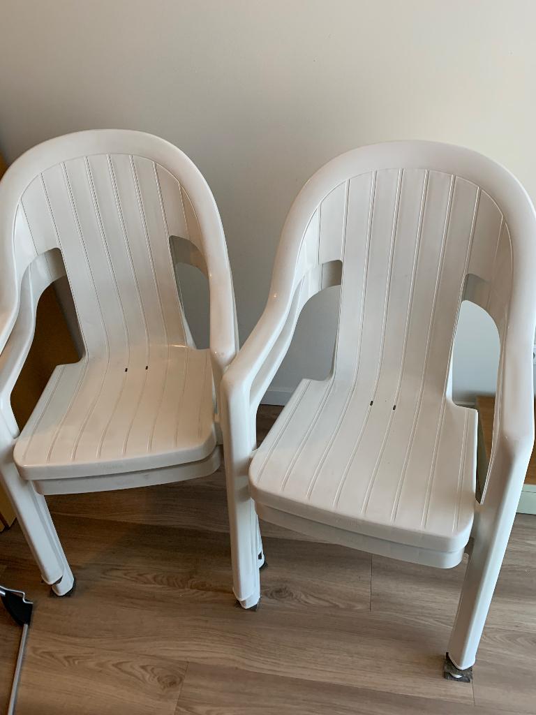 Te koop 4 stapelbare witte tuinstoelen, Ophalen, Gebruikt, Wicker, Stapelbaar