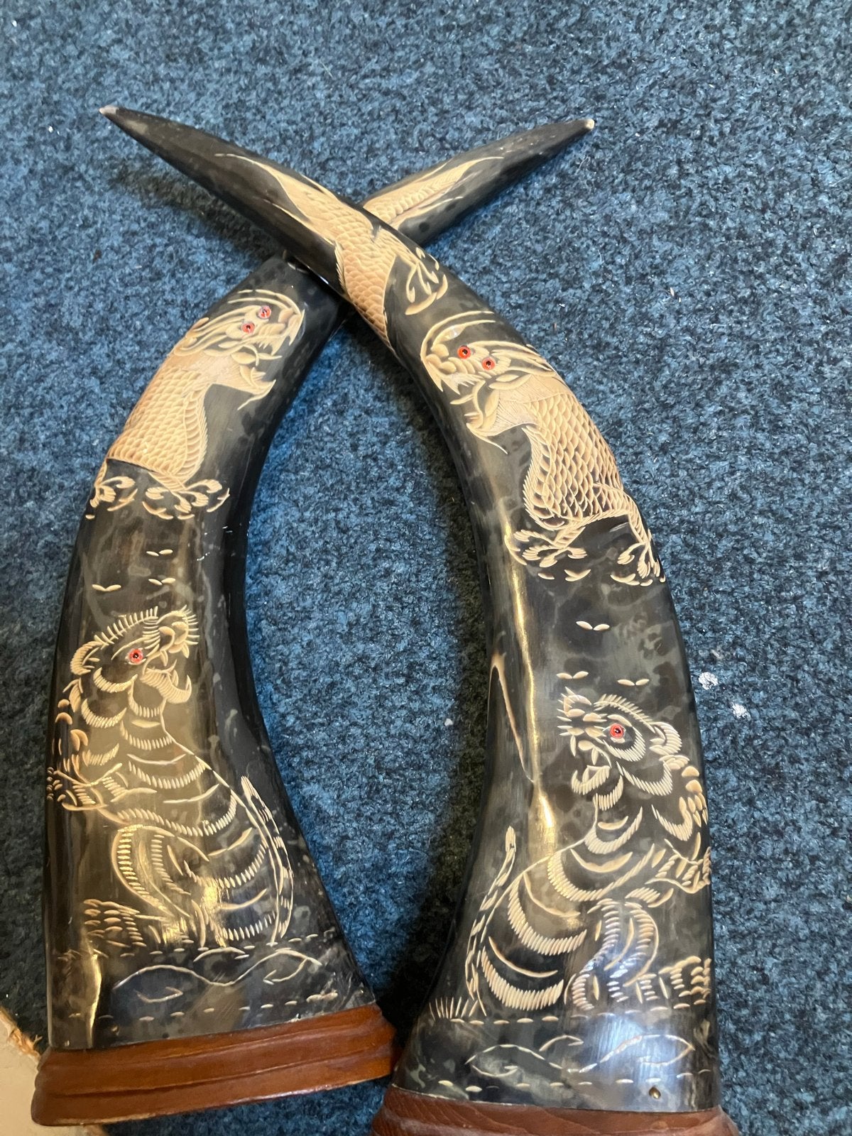 Decoratieve hoorns met Thaise draak en tijger gravures, Antiek en Kunst, Ophalen of Verzenden