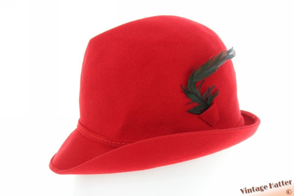 Vintage Dameshoed rood vilt met kneepje en verenhouder 55,5, Ophalen of Verzenden, Zo goed als nieuw, 55 cm (S, 6⅞ inch) of minder