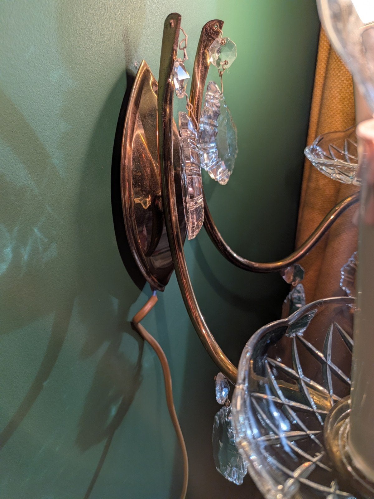 Hollywood Regency wandlamp met messing en kristal, Gebruikt, E14 (klein), Ophalen of Verzenden, Wandlamp