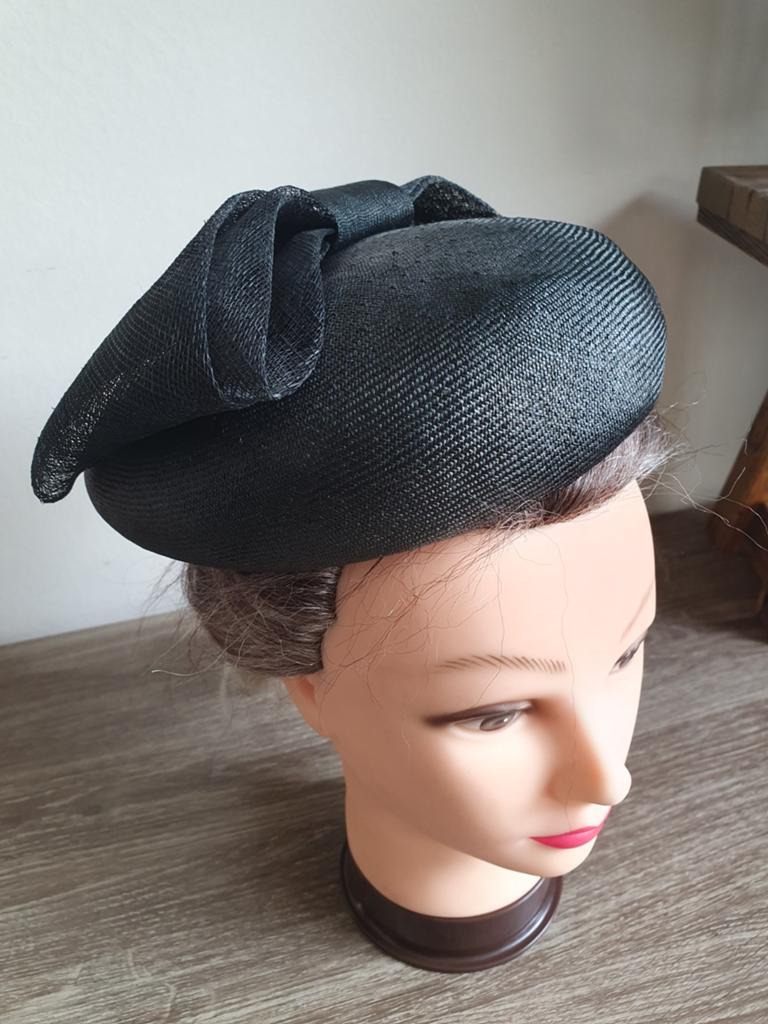 Zwart dopje/hoed met inzetkammetje, Kleding | Dames, Hoeden en Petten, Ophalen of Verzenden, Gedragen, One size fits all, Hoed