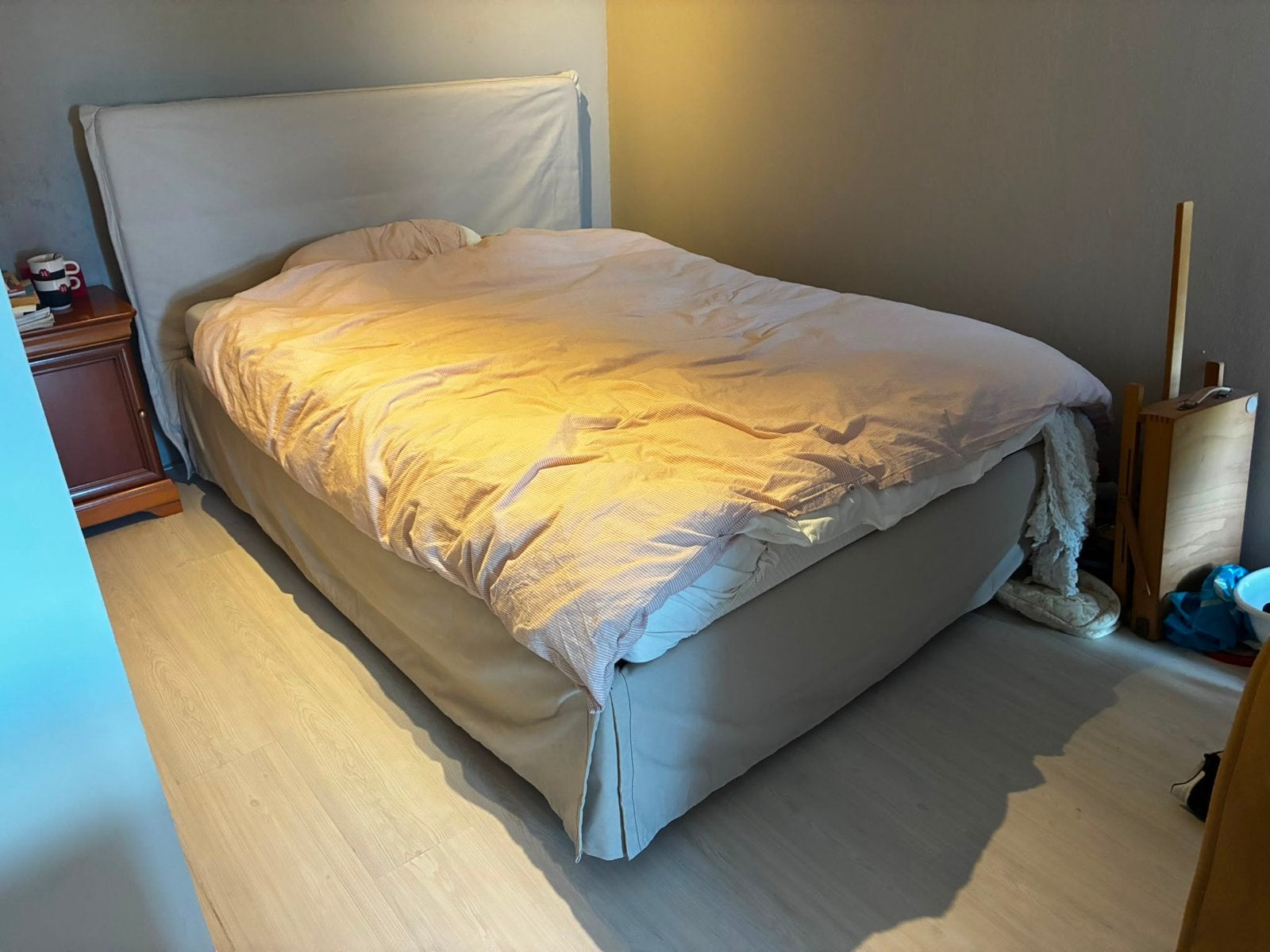 Tweepersoonsbed met stoffen bekleding en hoofdbord, Huis en Inrichting, Slaapkamer | Bedden, Ophalen, Beige, Tweepersoons, 140 cm
